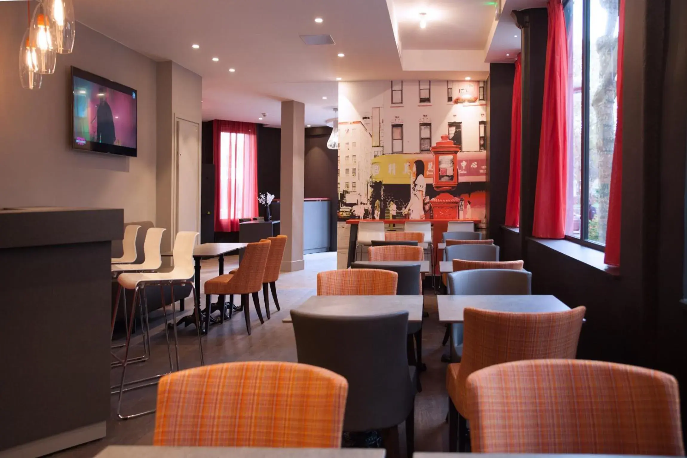 Communal lounge/ TV room, Lounge/Bar in Hotel Sixteen Paris Montrouge