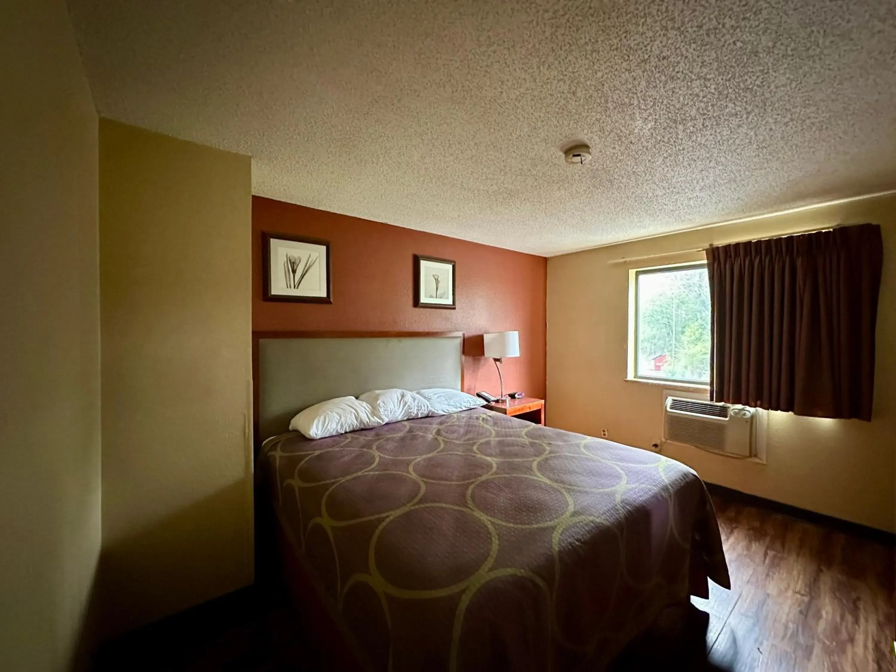 Bed in American Inn-Alexander City Bed in American Inn-Alexander City