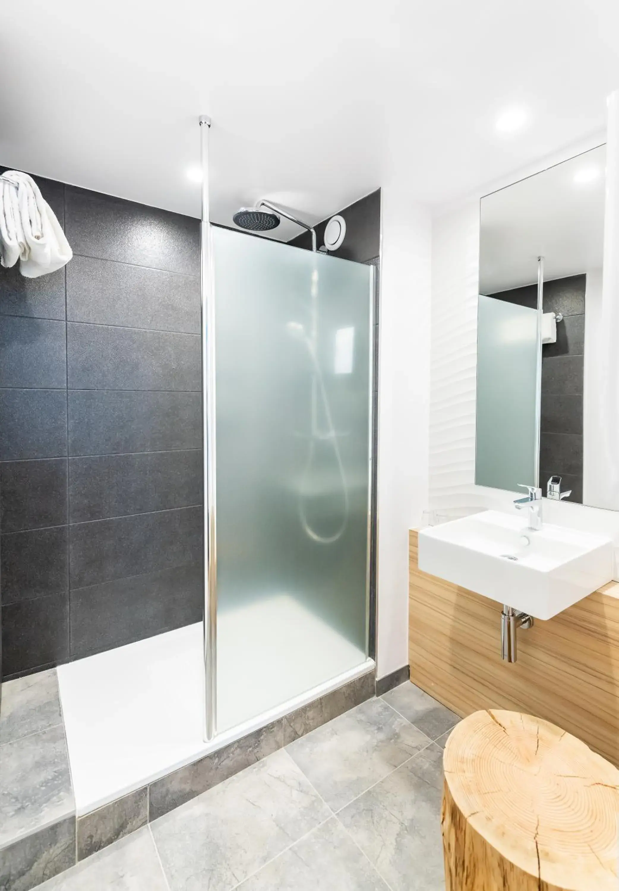 Shower, Bathroom in Campanile Paris Ouest - Pont De Suresnes