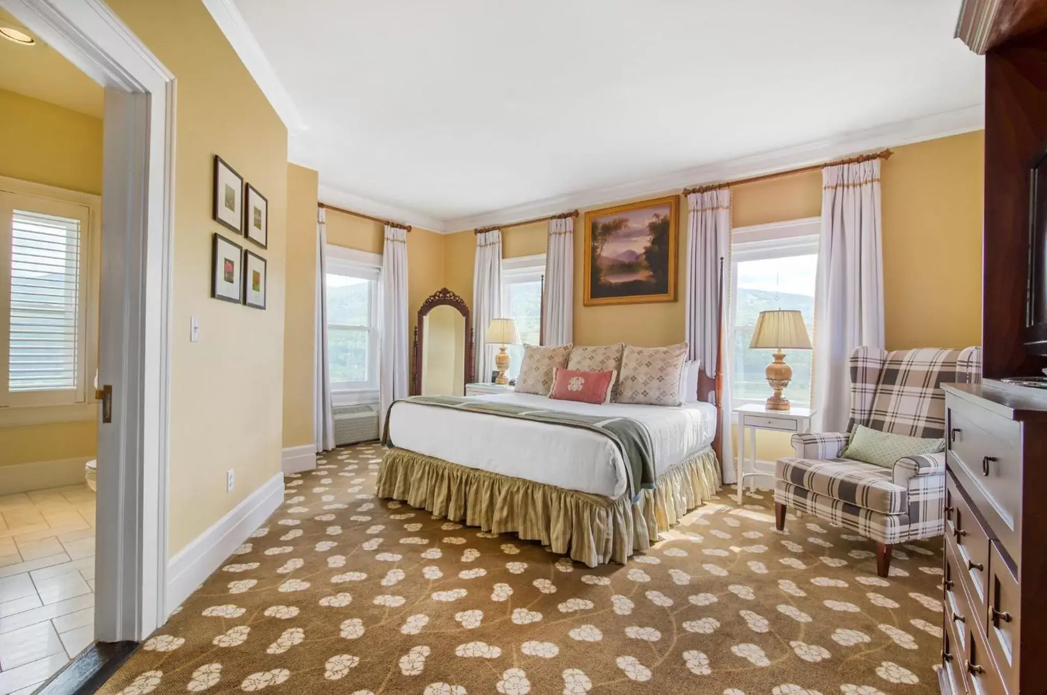 Photo of the whole room, Bed in Omni Mount Washington Resort