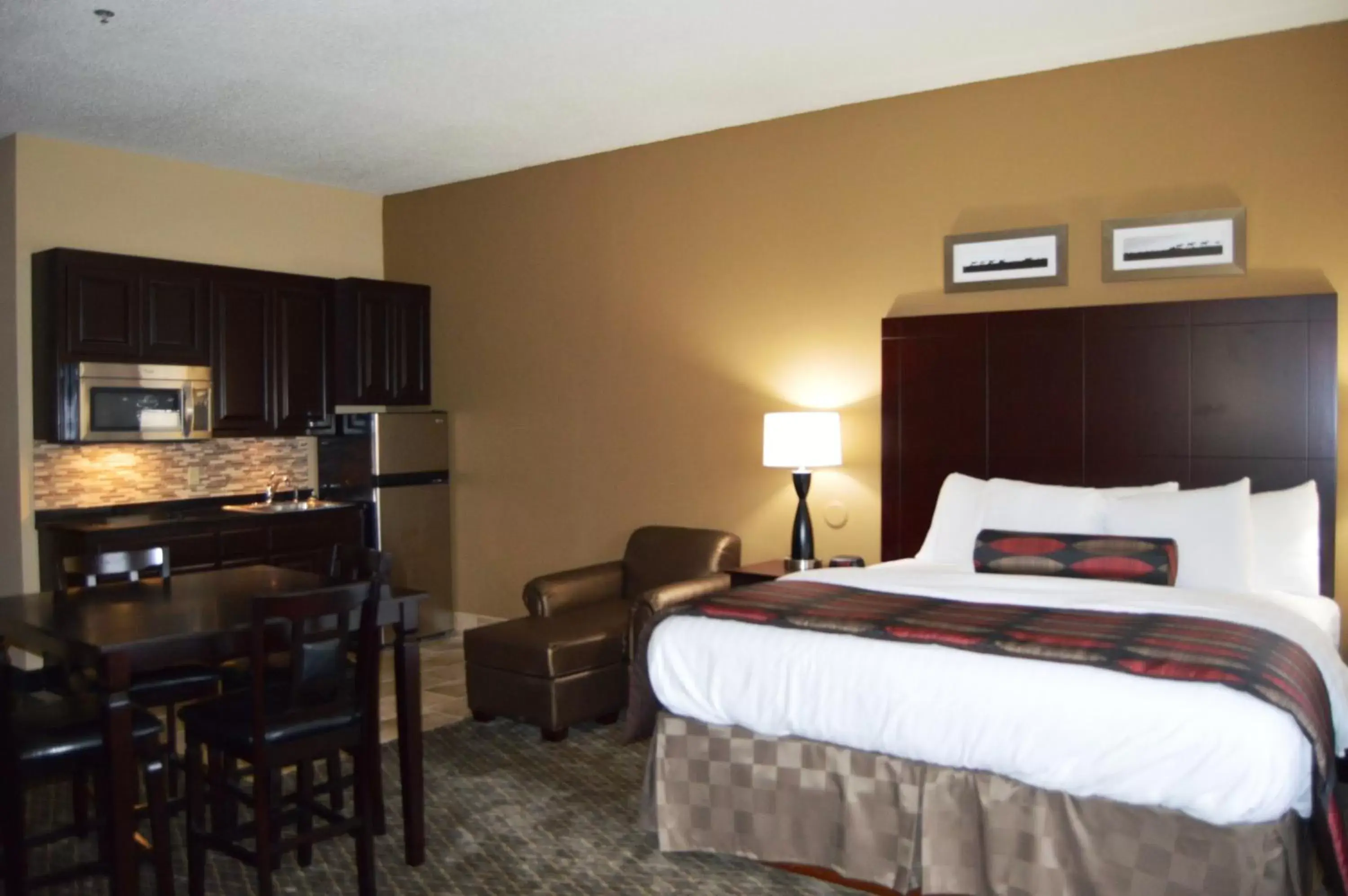King Room with Kitchenette - Non-Smoking in Boarders Inn and Suites by Cobblestone Hotels - Ardmore