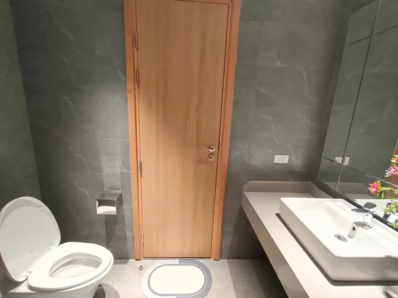 Hồng Gia Tuệ Lake View