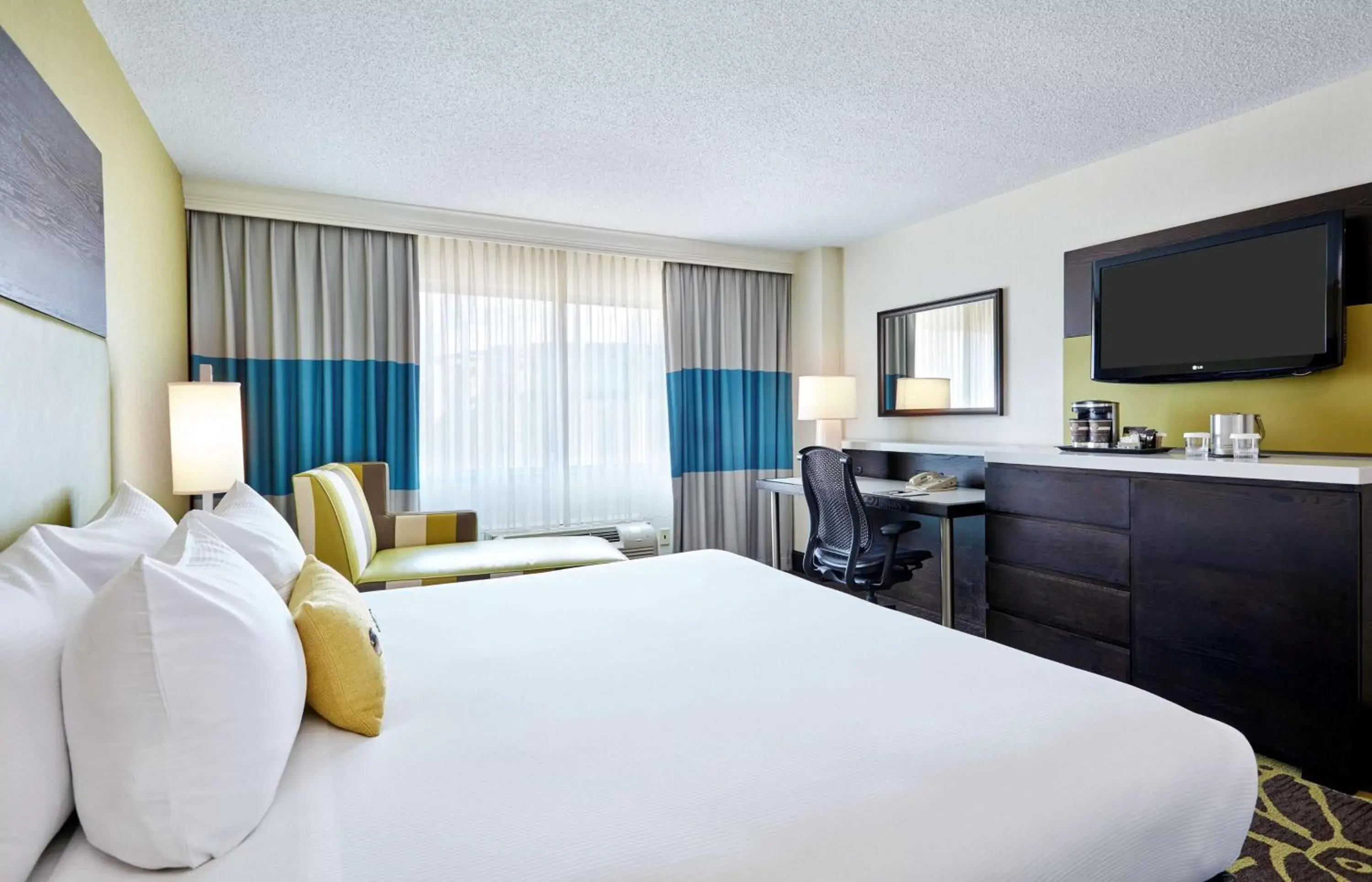 Bedroom, Bed in DoubleTree by Hilton Charlotte Gateway Village