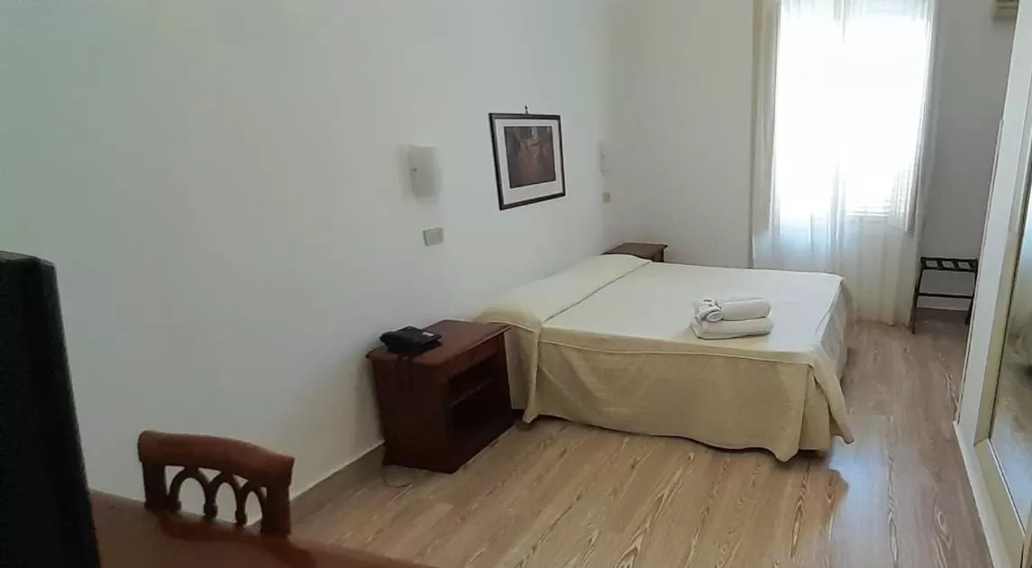 Bedroom, Bed in Hotel Tonic