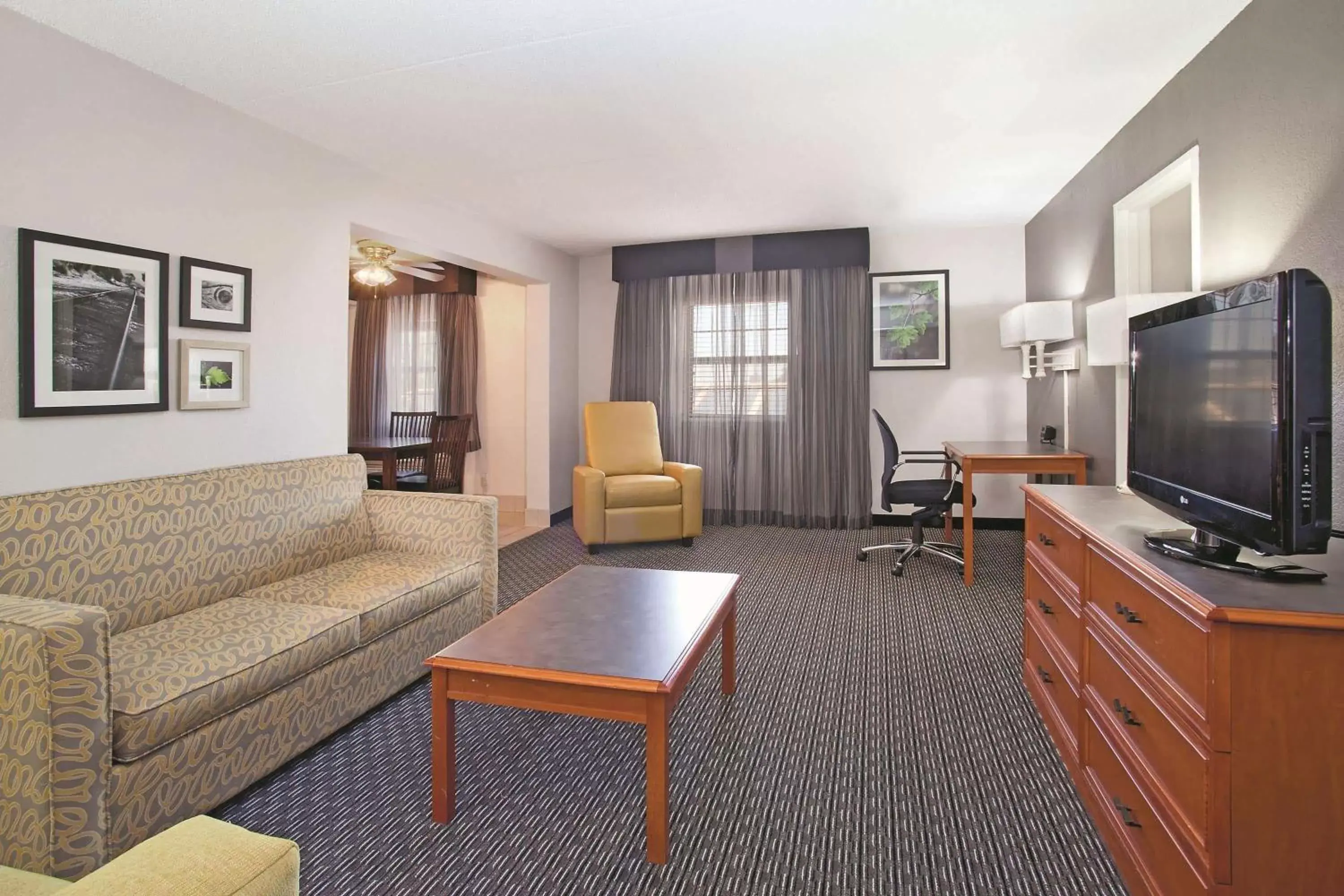 Photo of the whole room, Seating Area in La Quinta Inn by Wyndham Salt Lake City Midvale