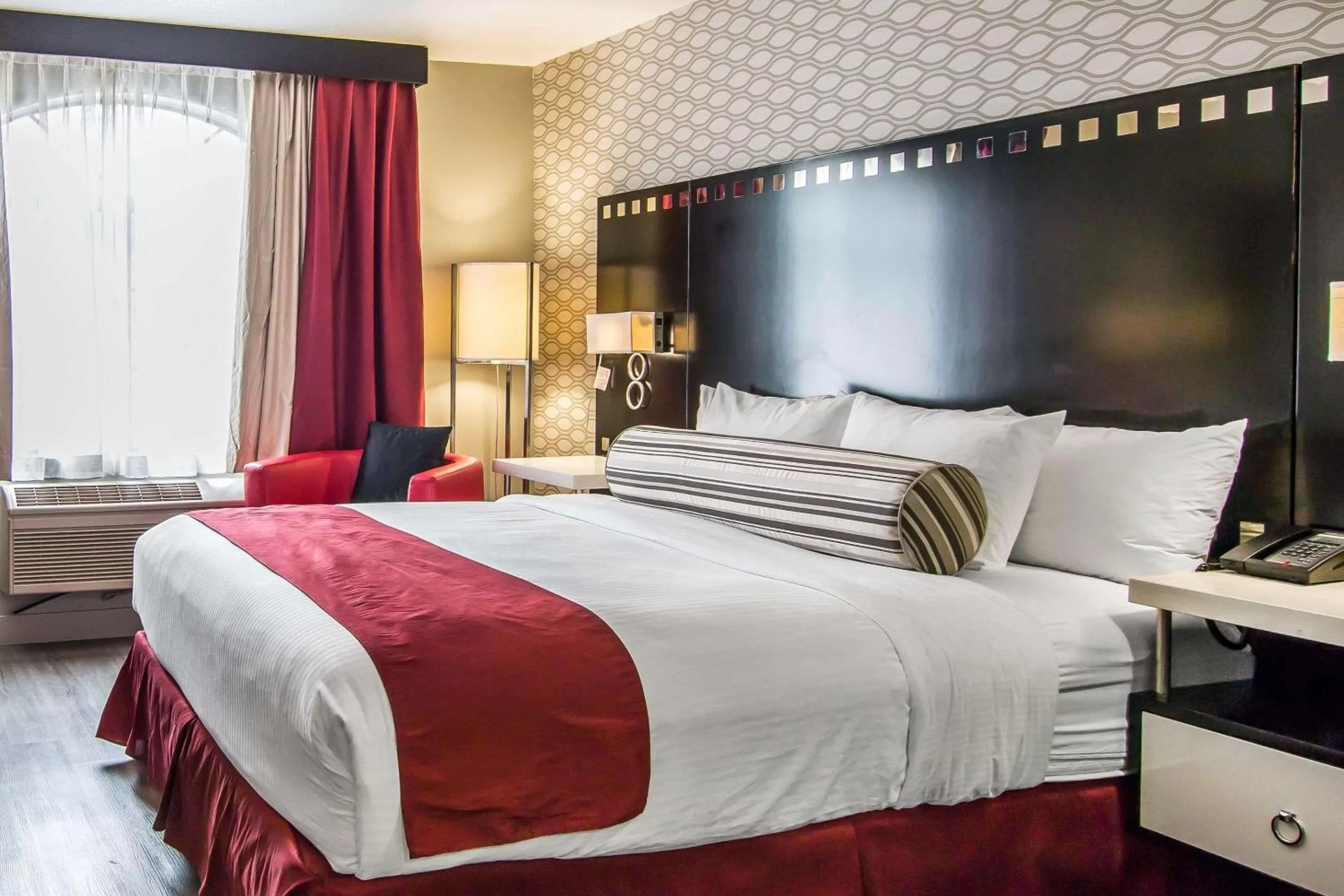 Standard Room, 1 Queen Bed, Accessible Tub, Non Smoking in Tilt Hotel Universal/Hollywood, Ascend Hotel Collection