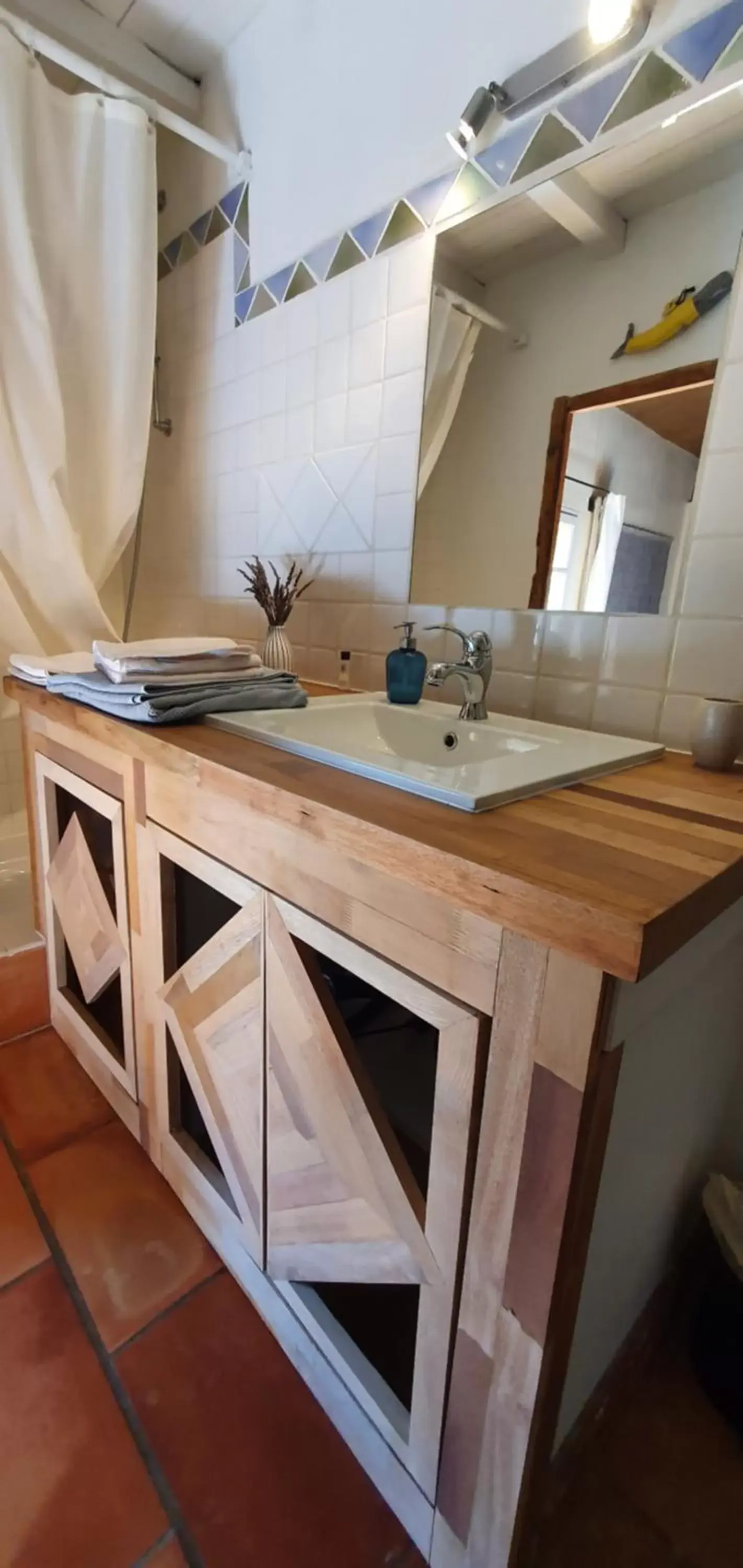 Bathroom, Kitchen/Kitchenette in Aux berges du pont du gard