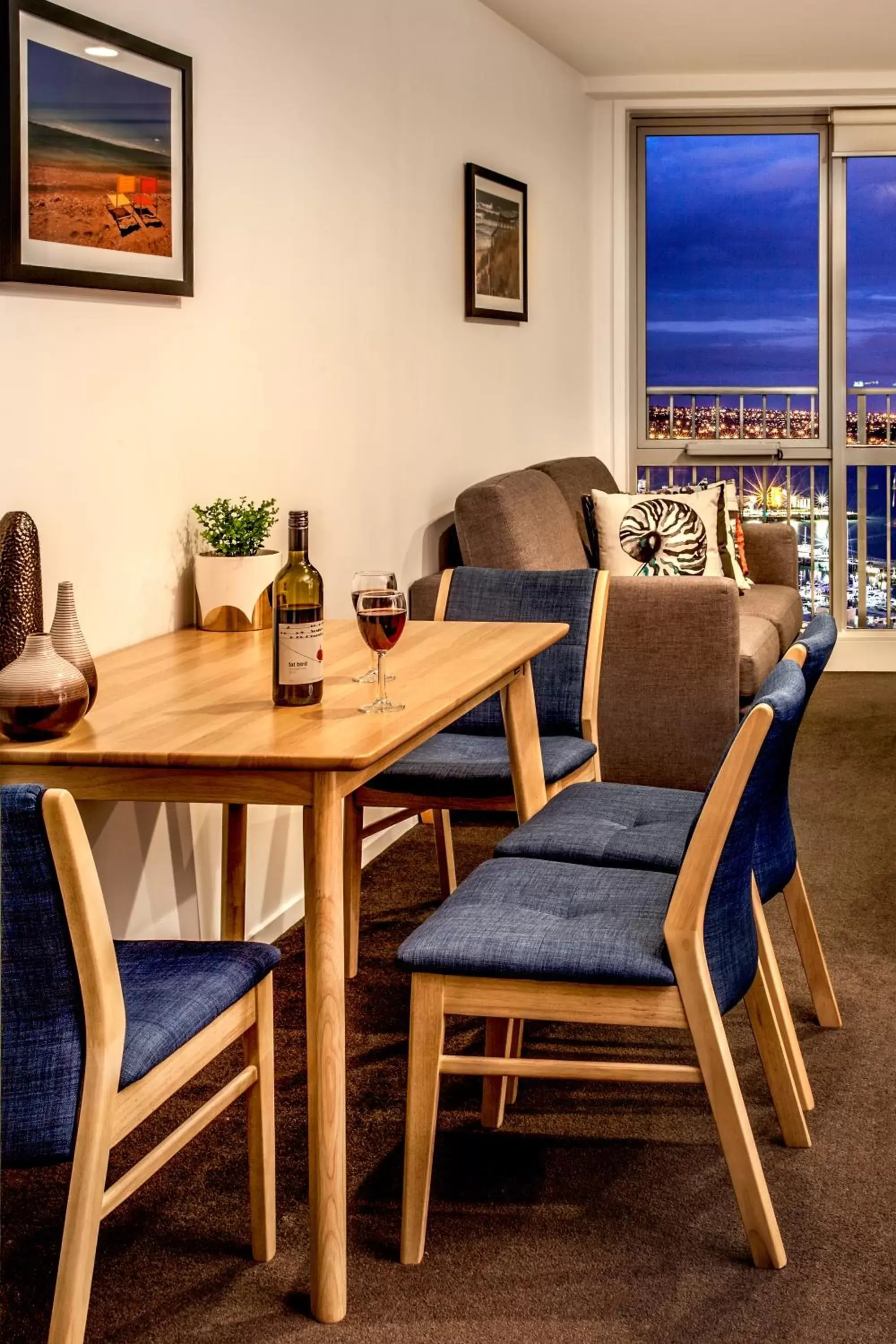 Dining area in Barclay Suites