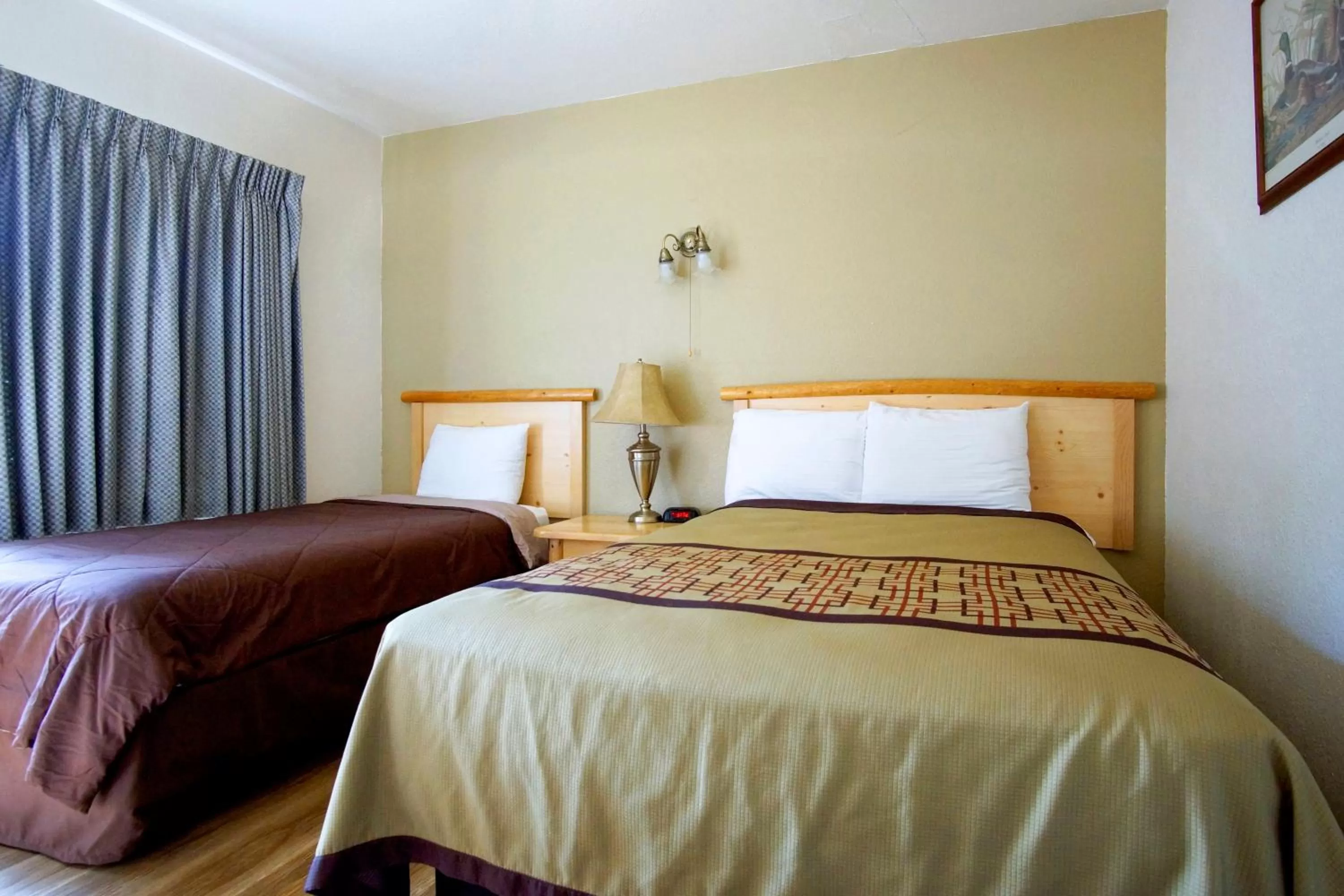 Bed in Green Gables Motel & Suites