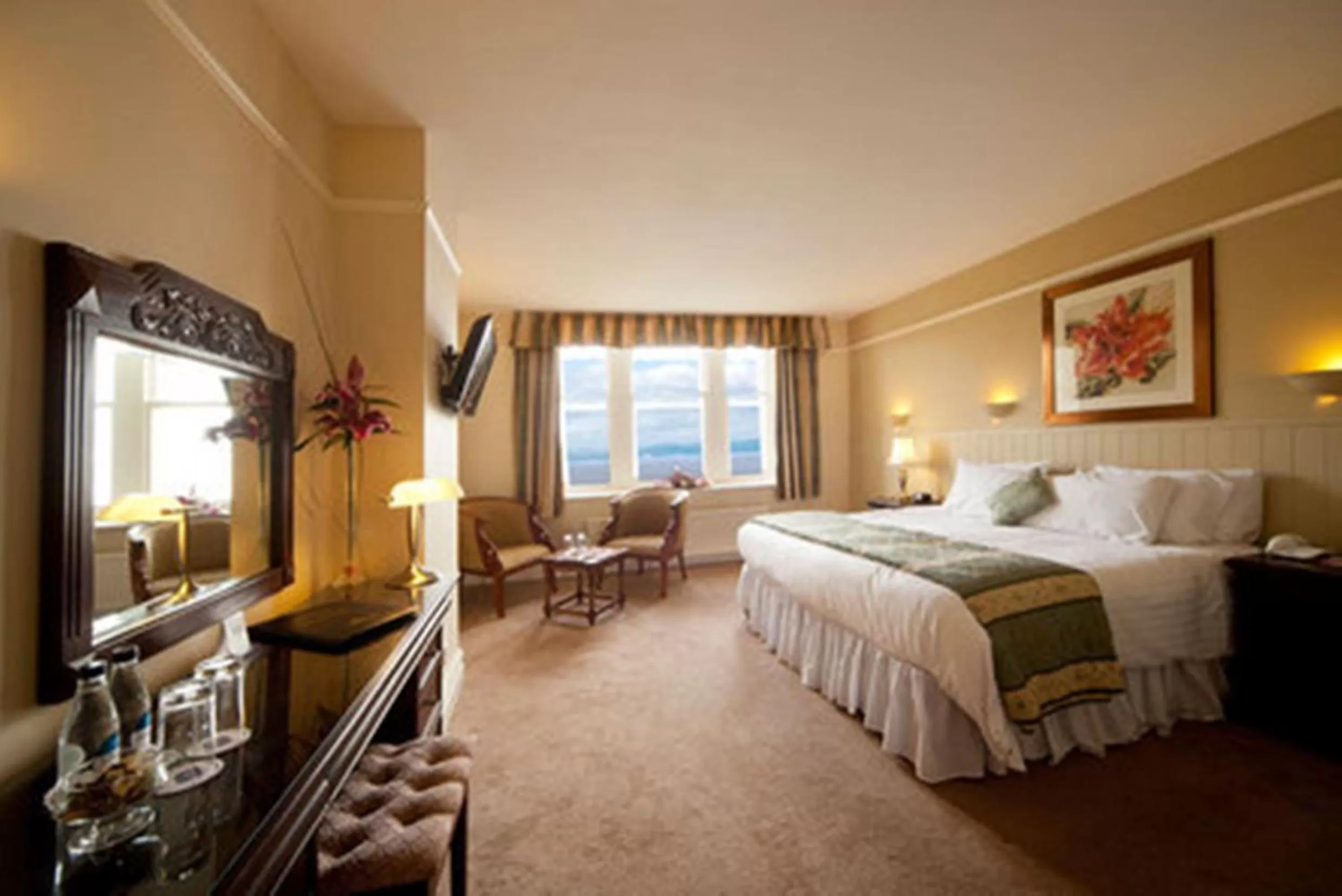 Photo of the whole room, Bed in Best Western Walton Park Hotel