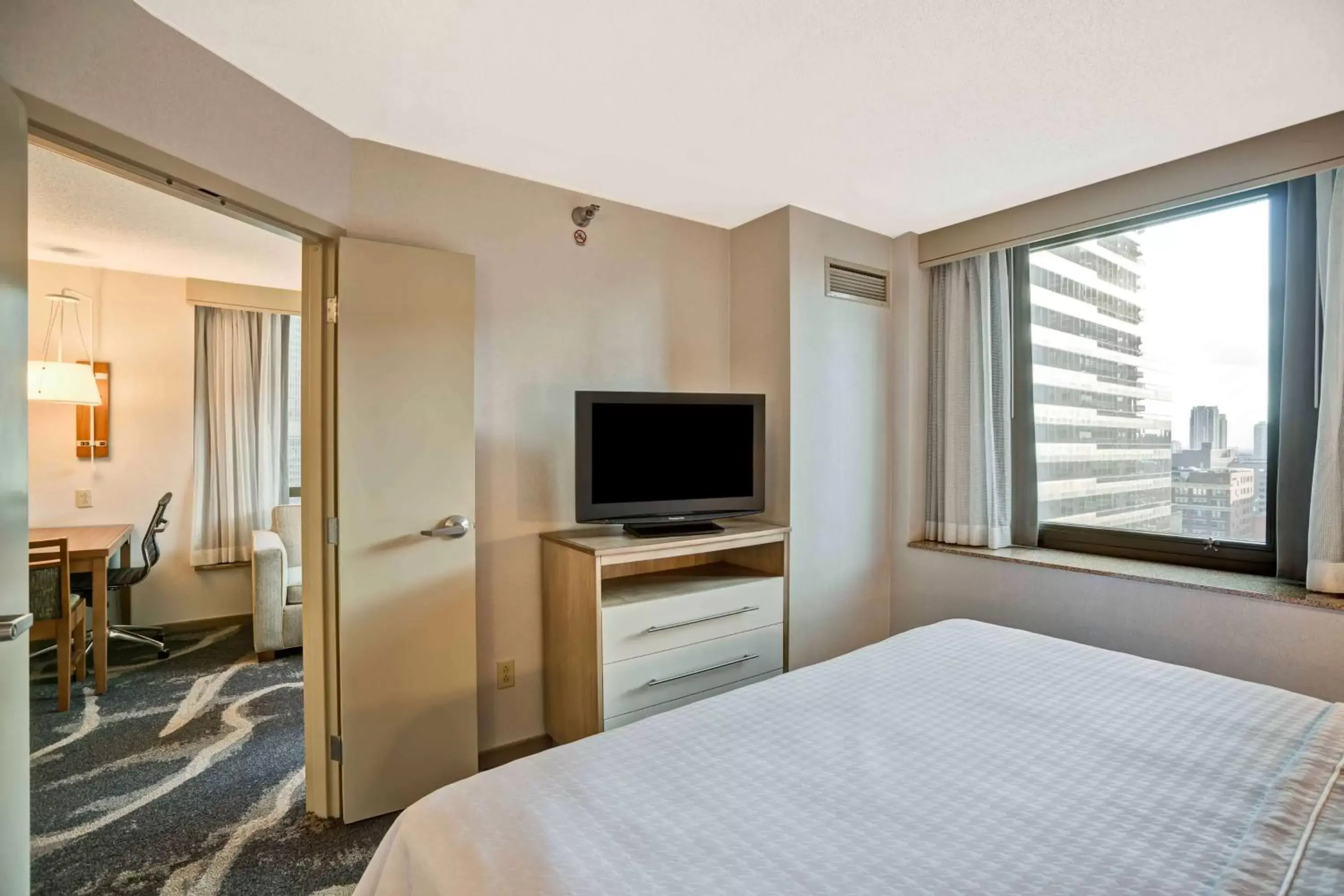 Bed, TV/Entertainment Center in Homewood Suites by Hilton Chicago Downtown