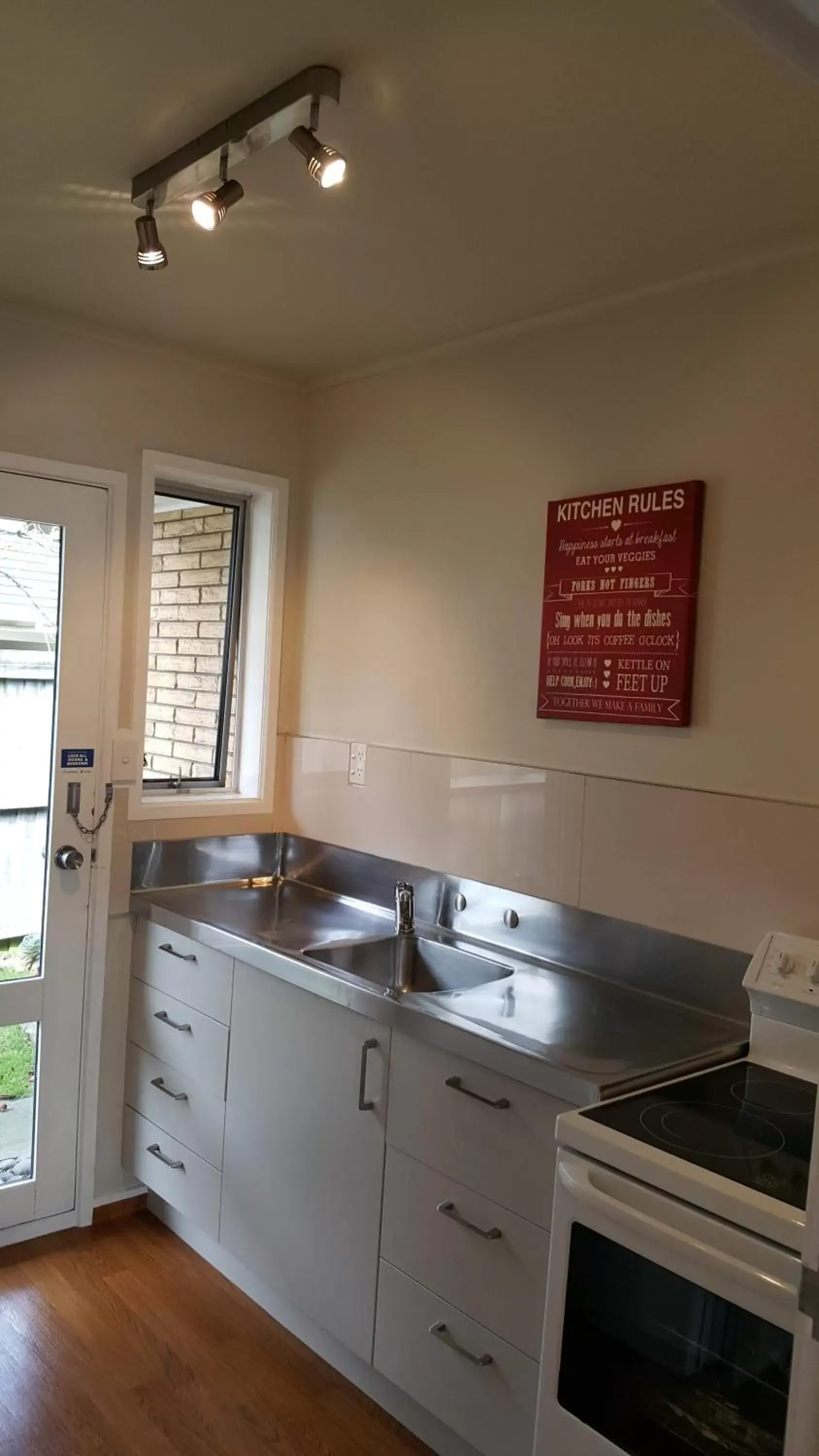 Kitchen/Kitchenette in Aalton Motel