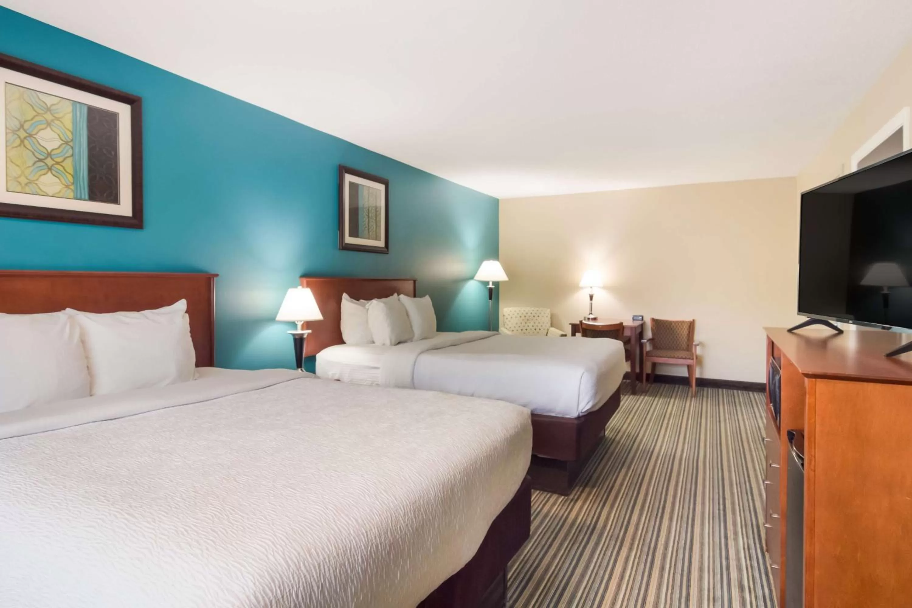 Queen Room with Two Queen Beds - Disability Access in Best Western Plus Traverse City