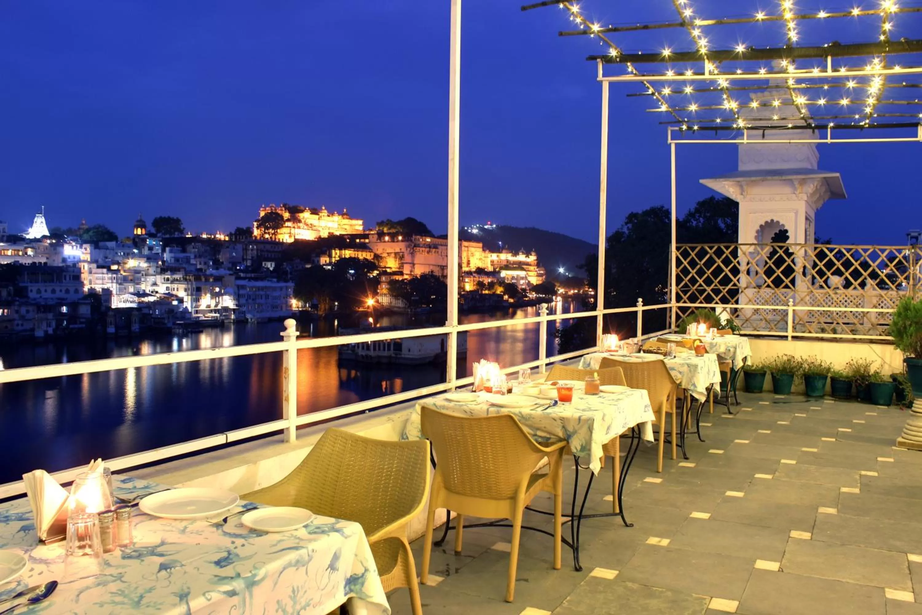 Restaurant/places to eat in Sarovar - Lake Facing Boutique Hotel On Lake Pichola
