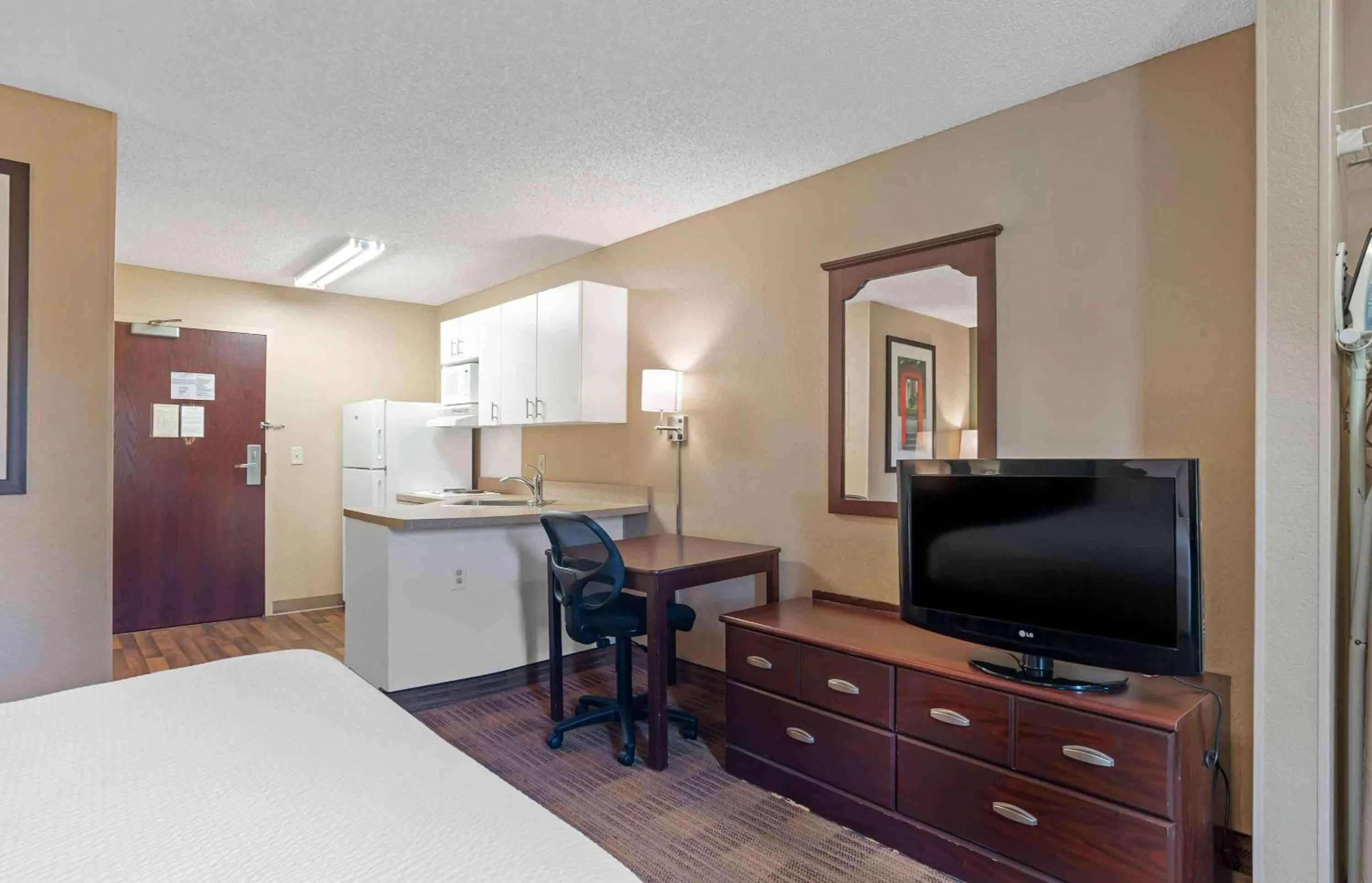 Bedroom, Bed in Extended Stay America Suites - San Diego - Oceanside