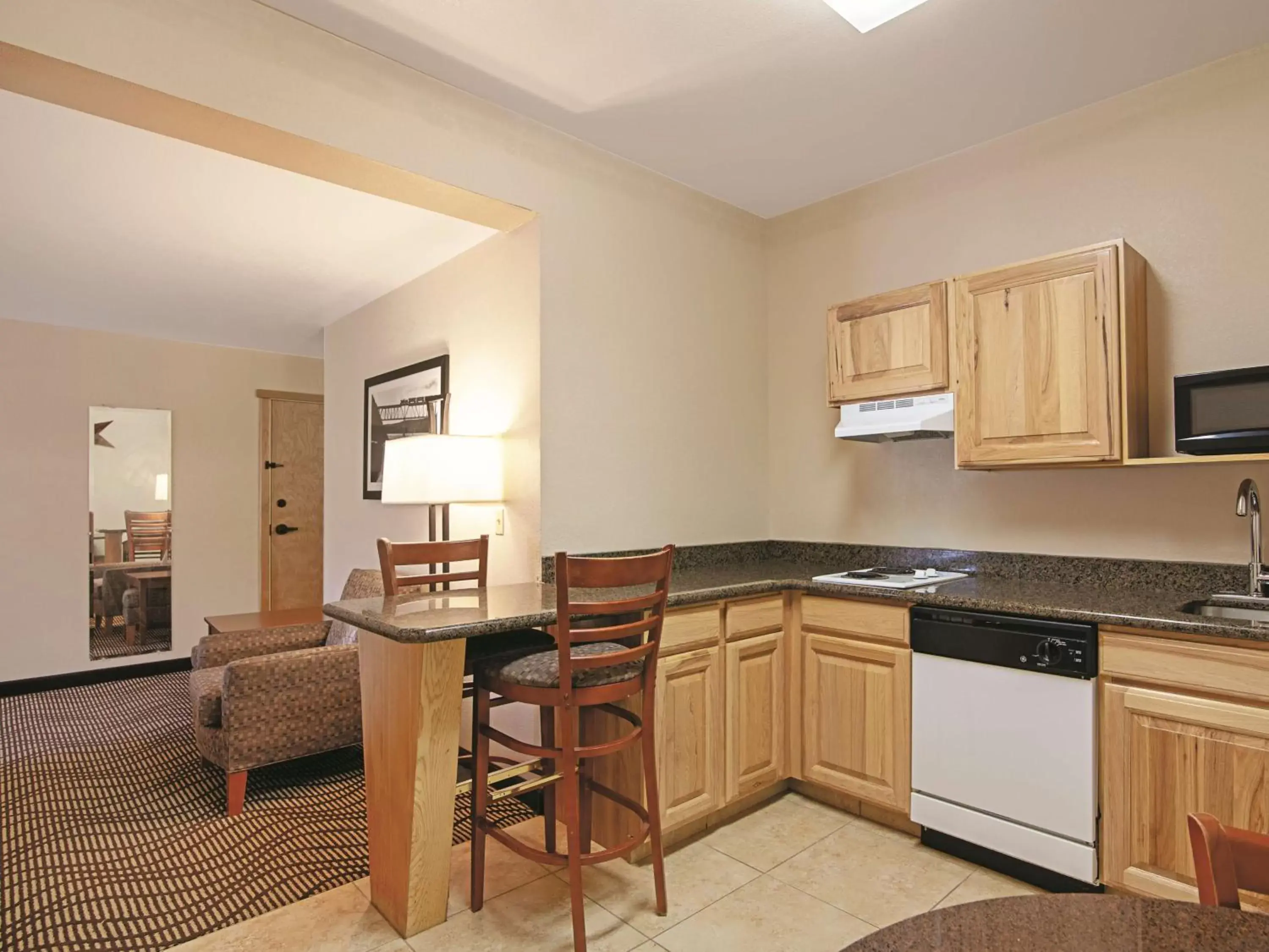 Photo of the whole room, Kitchen/Kitchenette in Best Western Plus Riverfront Hotel and Suites