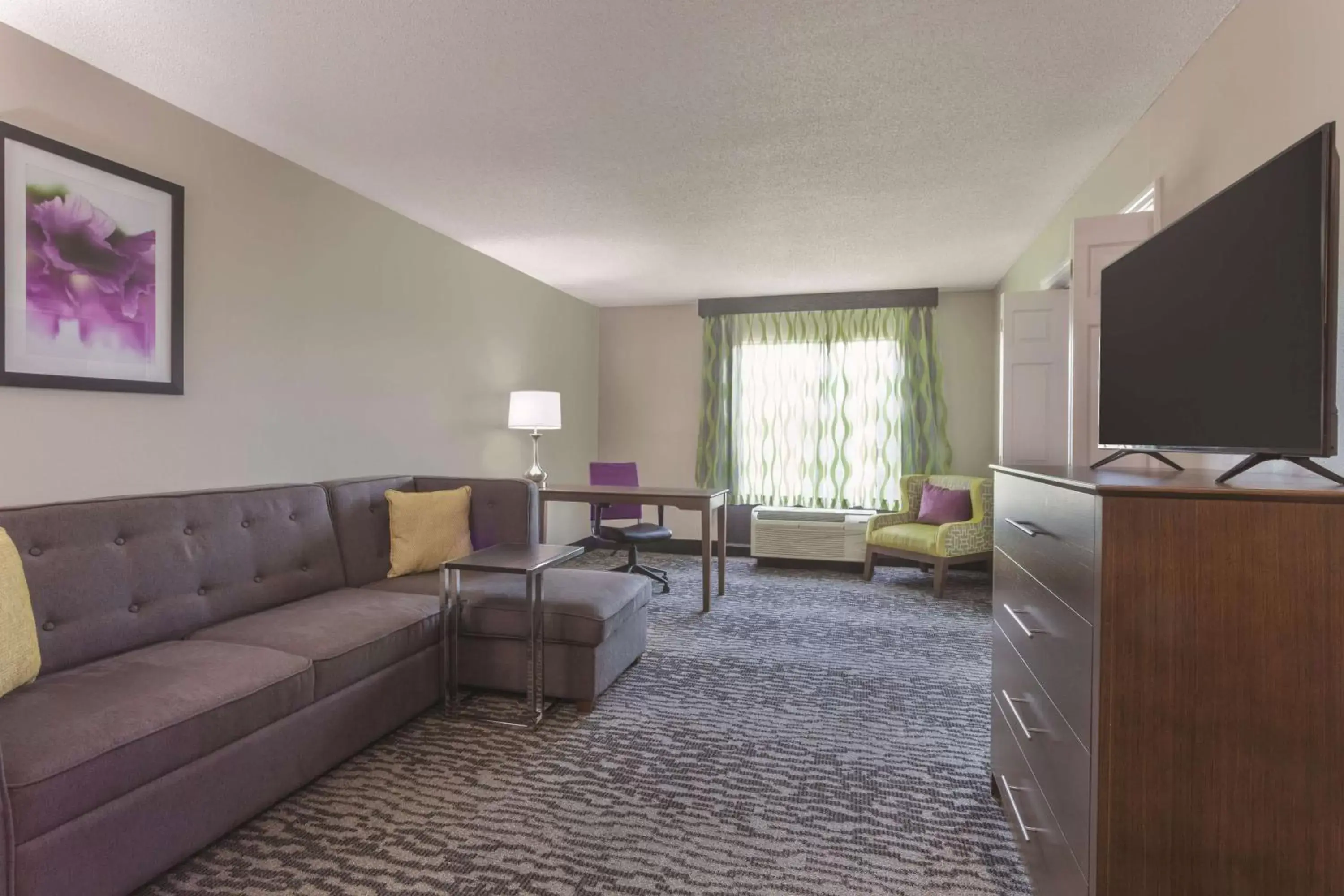 Photo of the whole room, Seating Area in La Quinta by Wyndham Columbus North