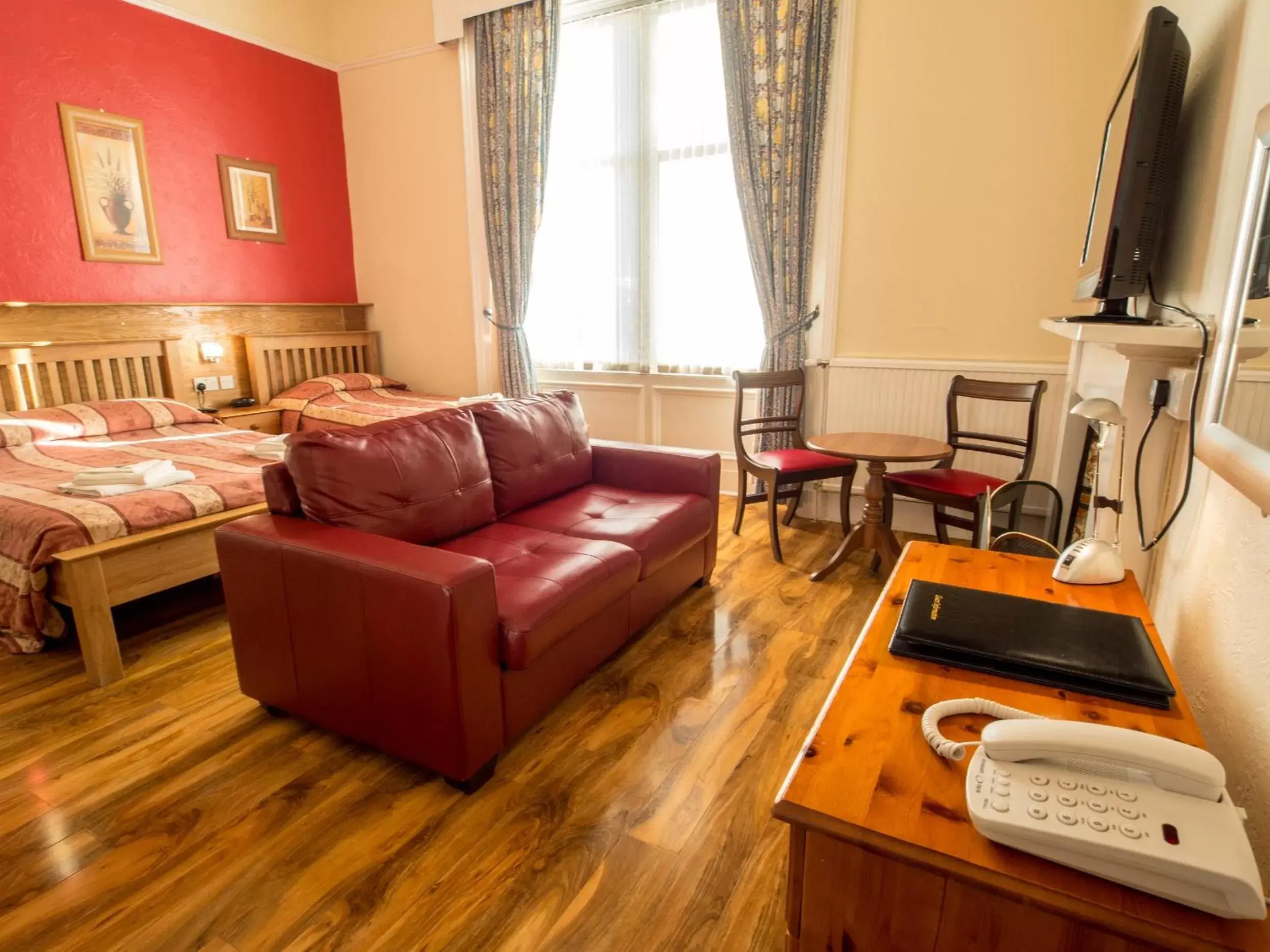 Bedroom, Seating Area in Corstorphine Lodge Hotel