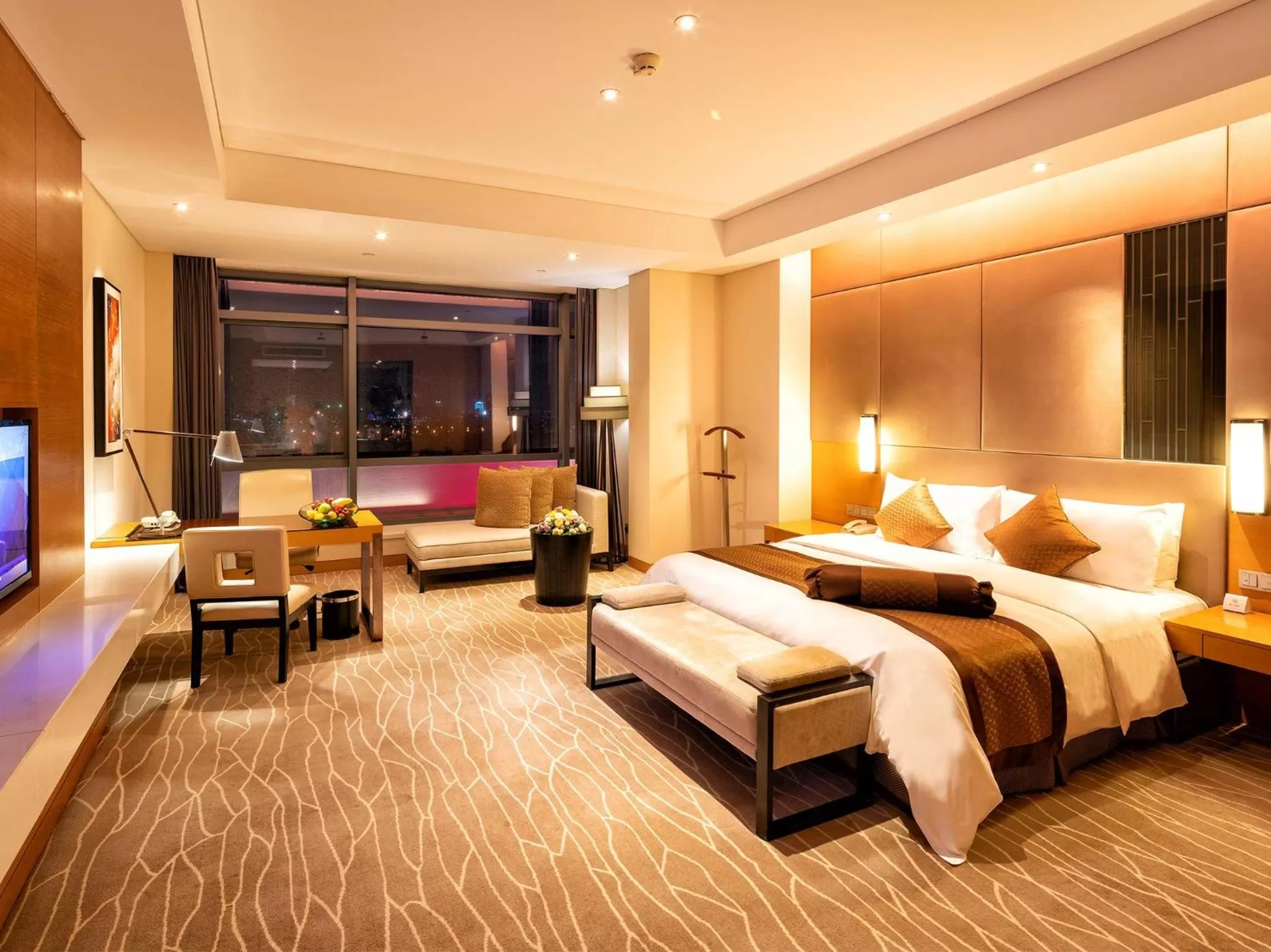 Photo of the whole room, Bed in Crowne Plaza Yangzhou by IHG