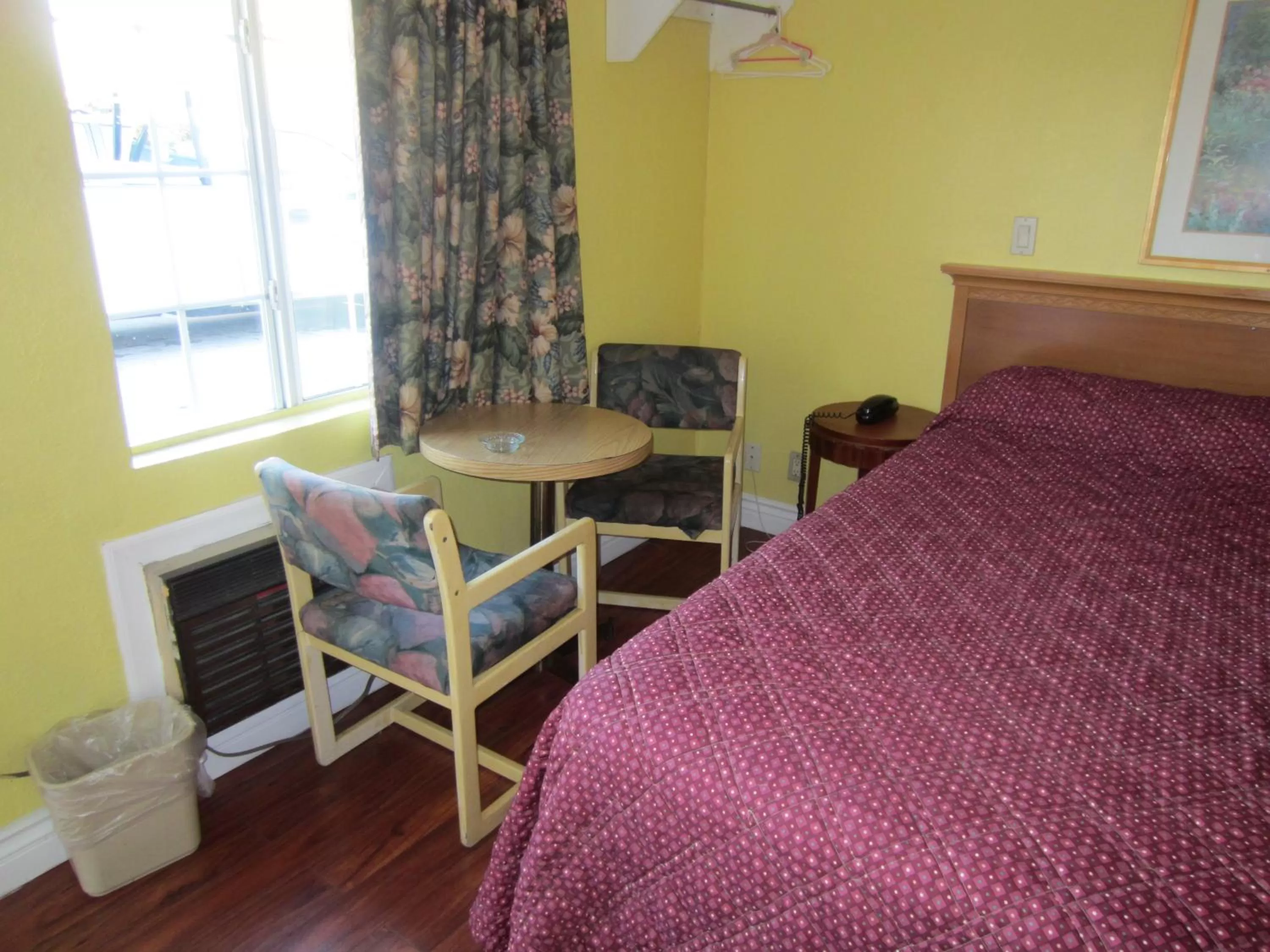 Bedroom, Bed in Travel Eagle Inn Motel