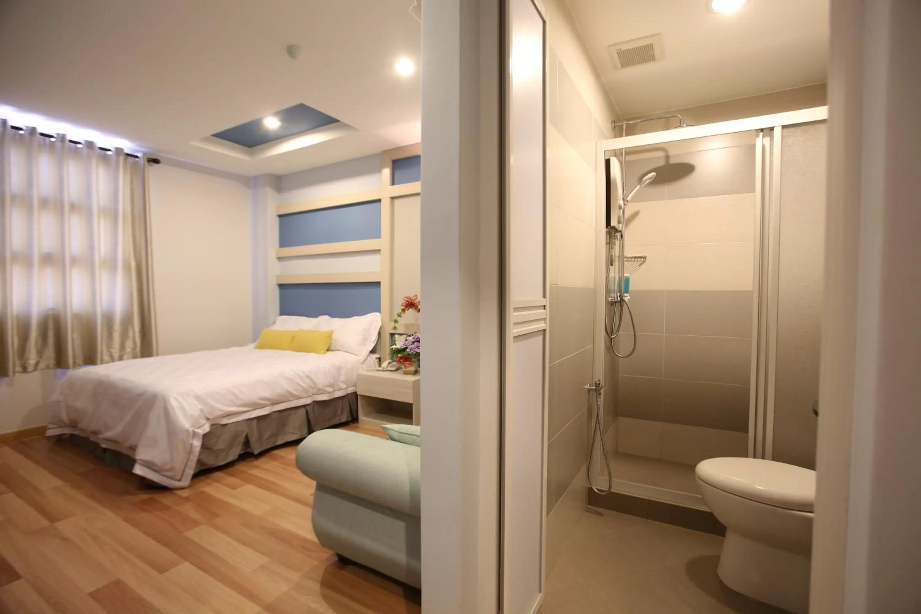 Photo of the whole room, Bed in Sunshine Inn Plus