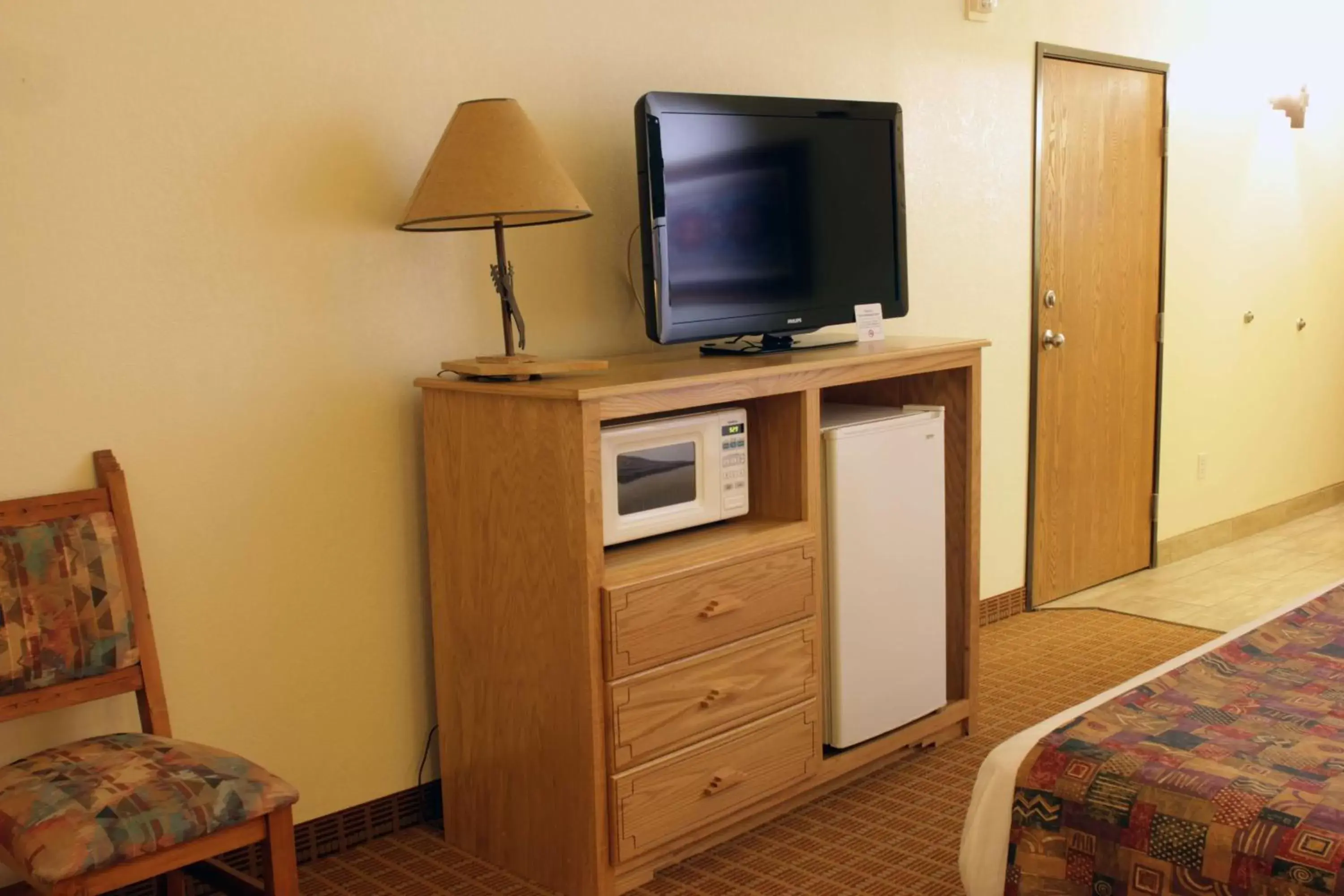 Photo of the whole room, TV/Entertainment Center in Best Western Gold Canyon Inn & Suites