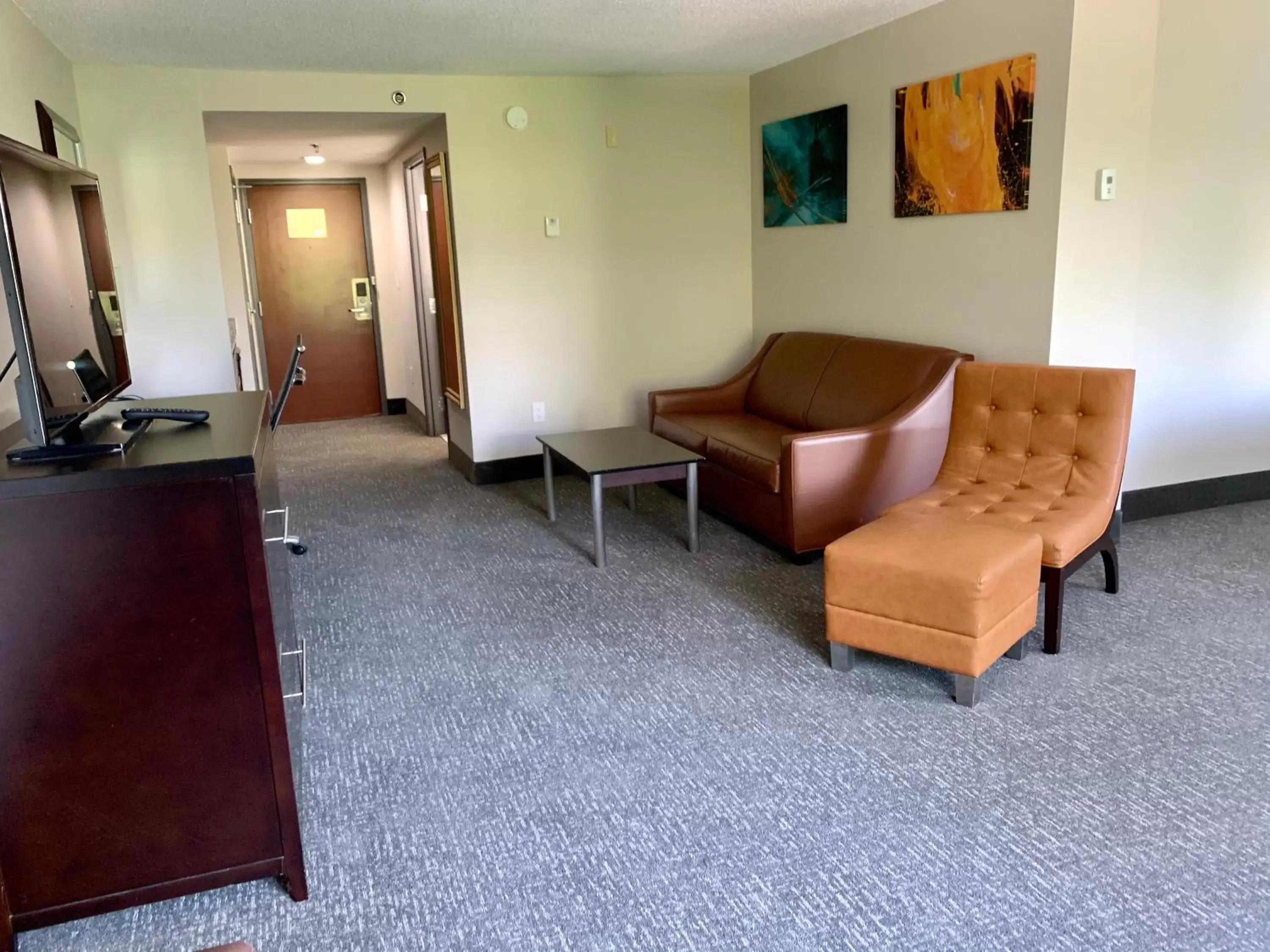 Bed, Seating Area in Wingate by Wyndham Atlanta Galleria/ Ballpark