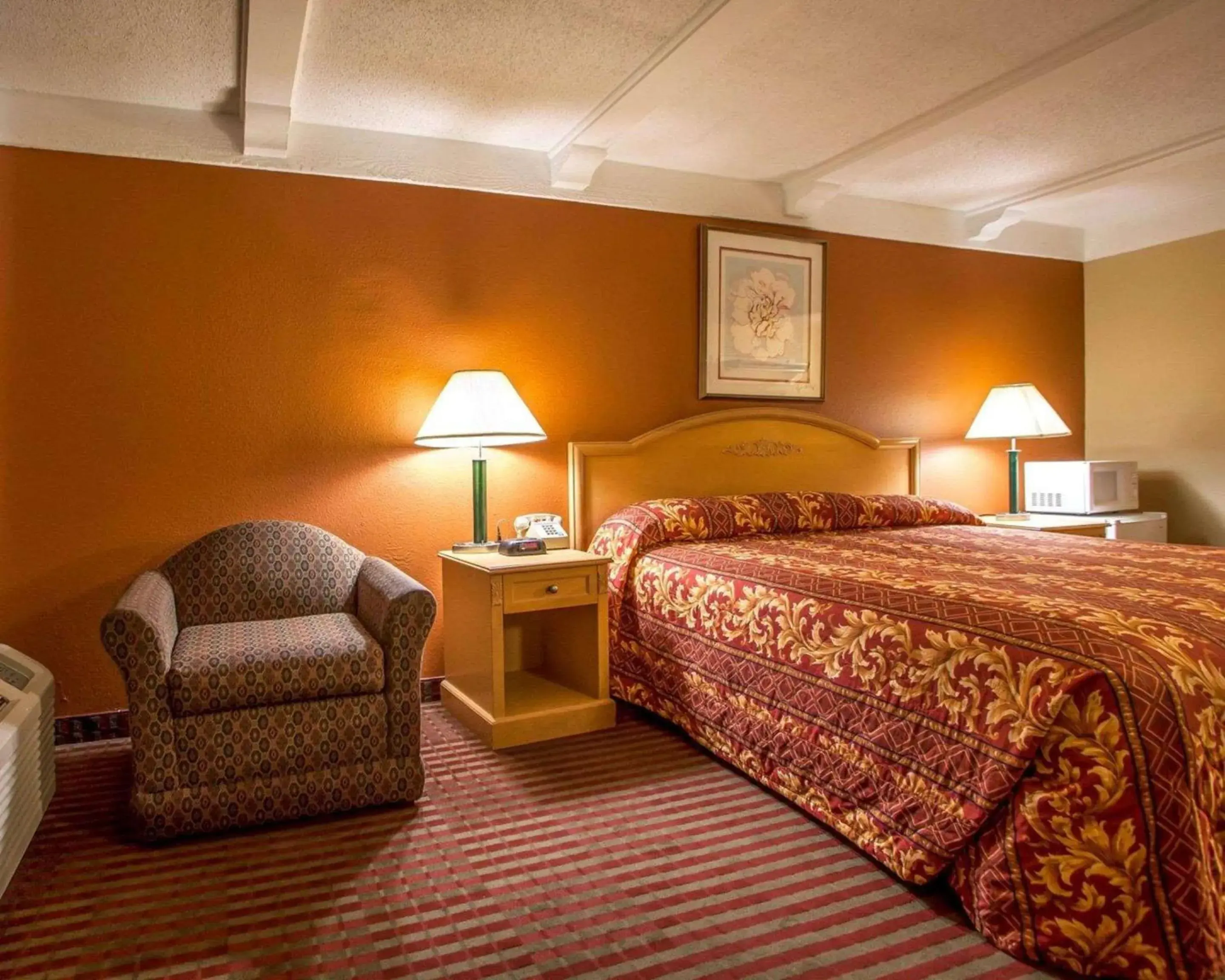 Photo of the whole room, Bed in Relax Inn Saint Charles