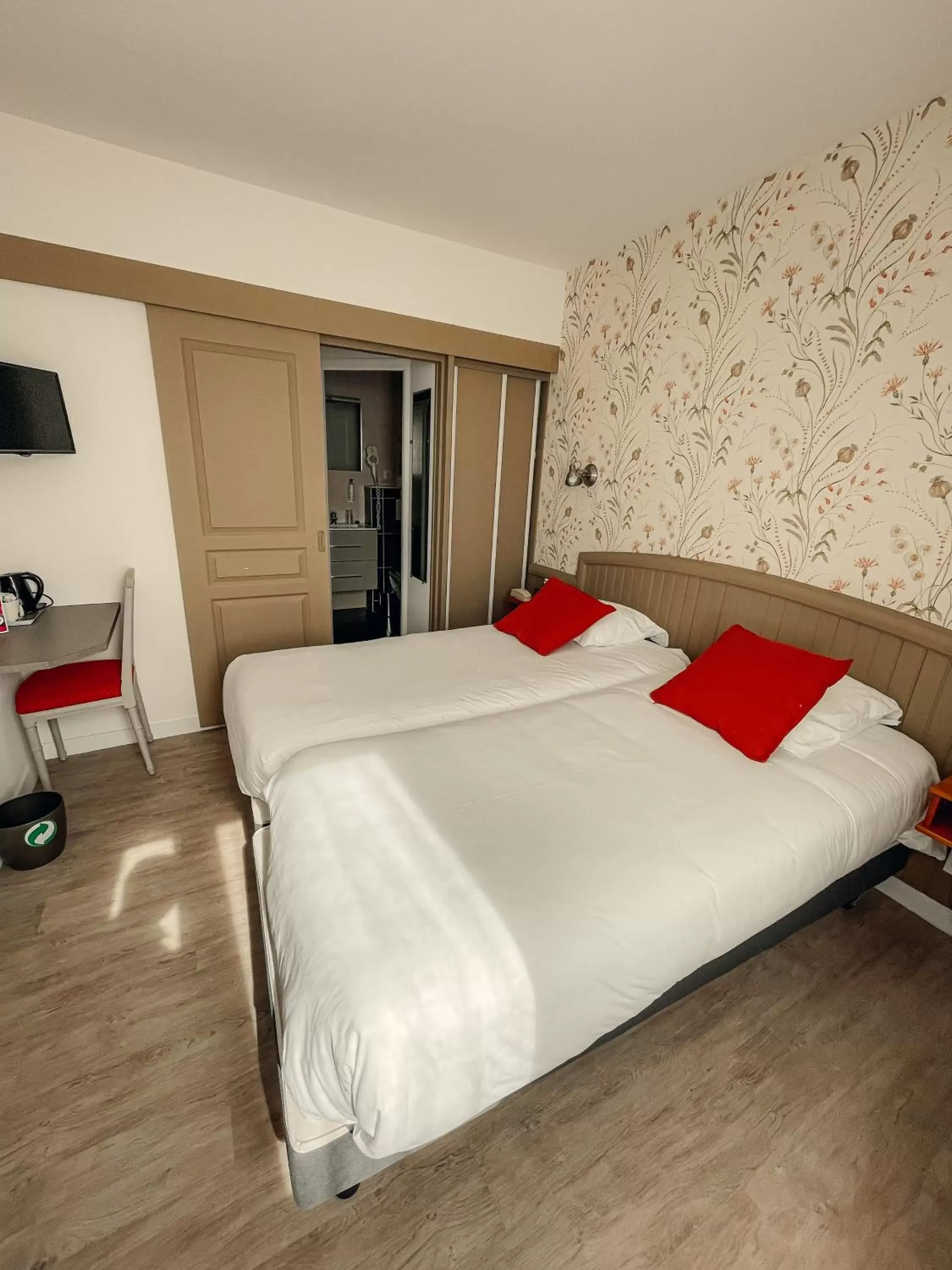 Photo of the whole room, Bed in Garden Hotel Rennes Centre Gare