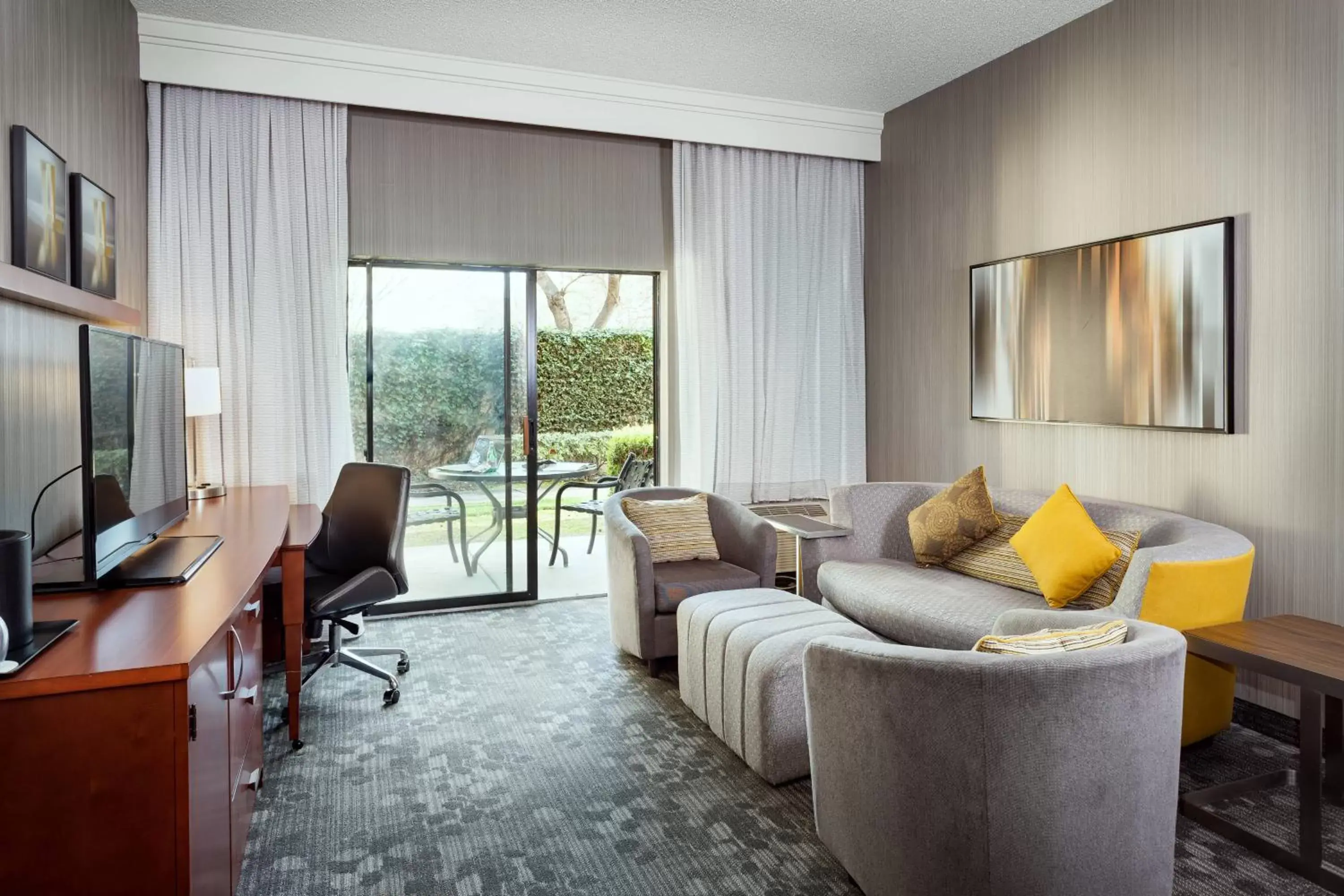 Living room, Seating Area in Courtyard by Marriott Stockton