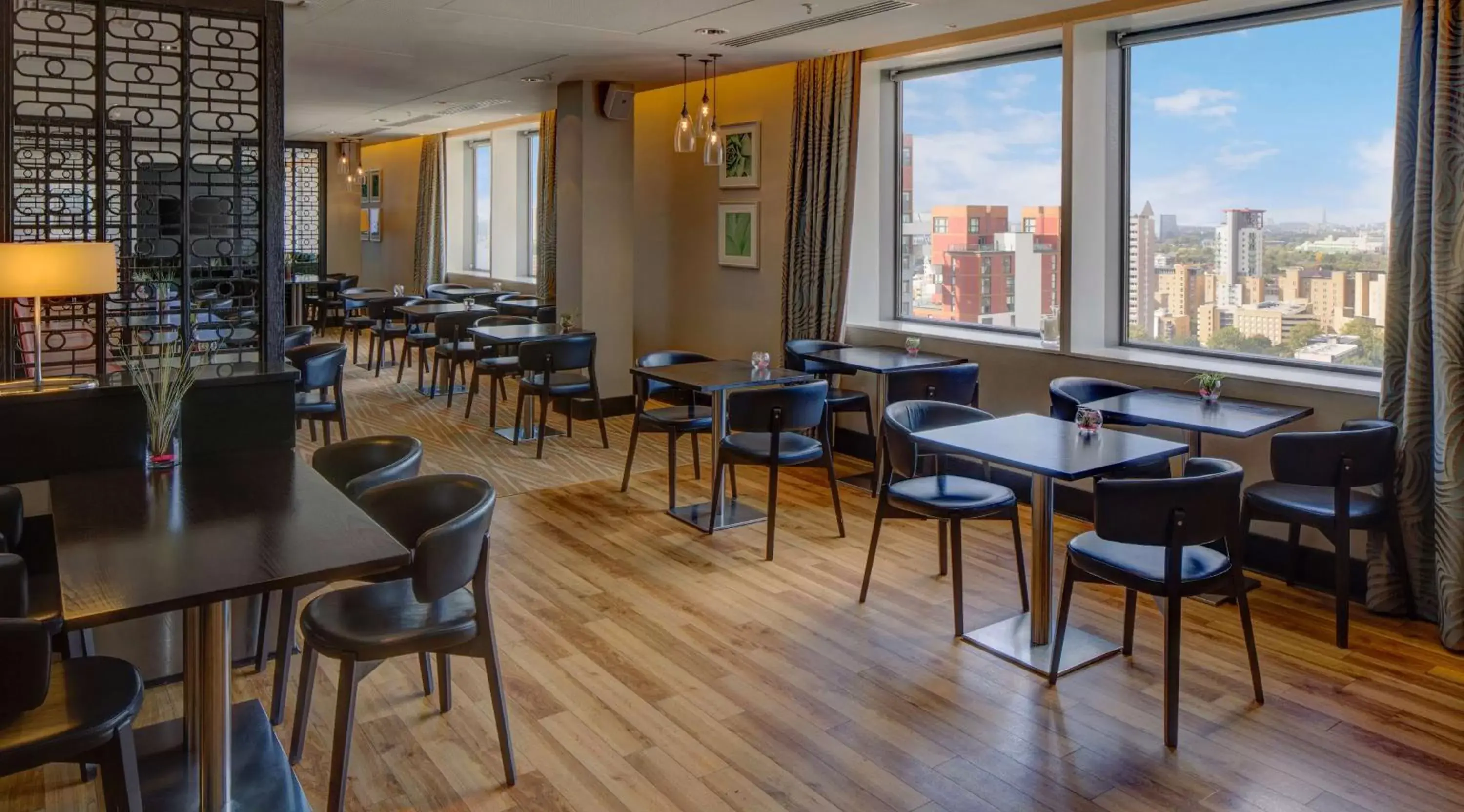 Lounge or bar, Restaurant/Places to Eat in Hilton London Canary Wharf