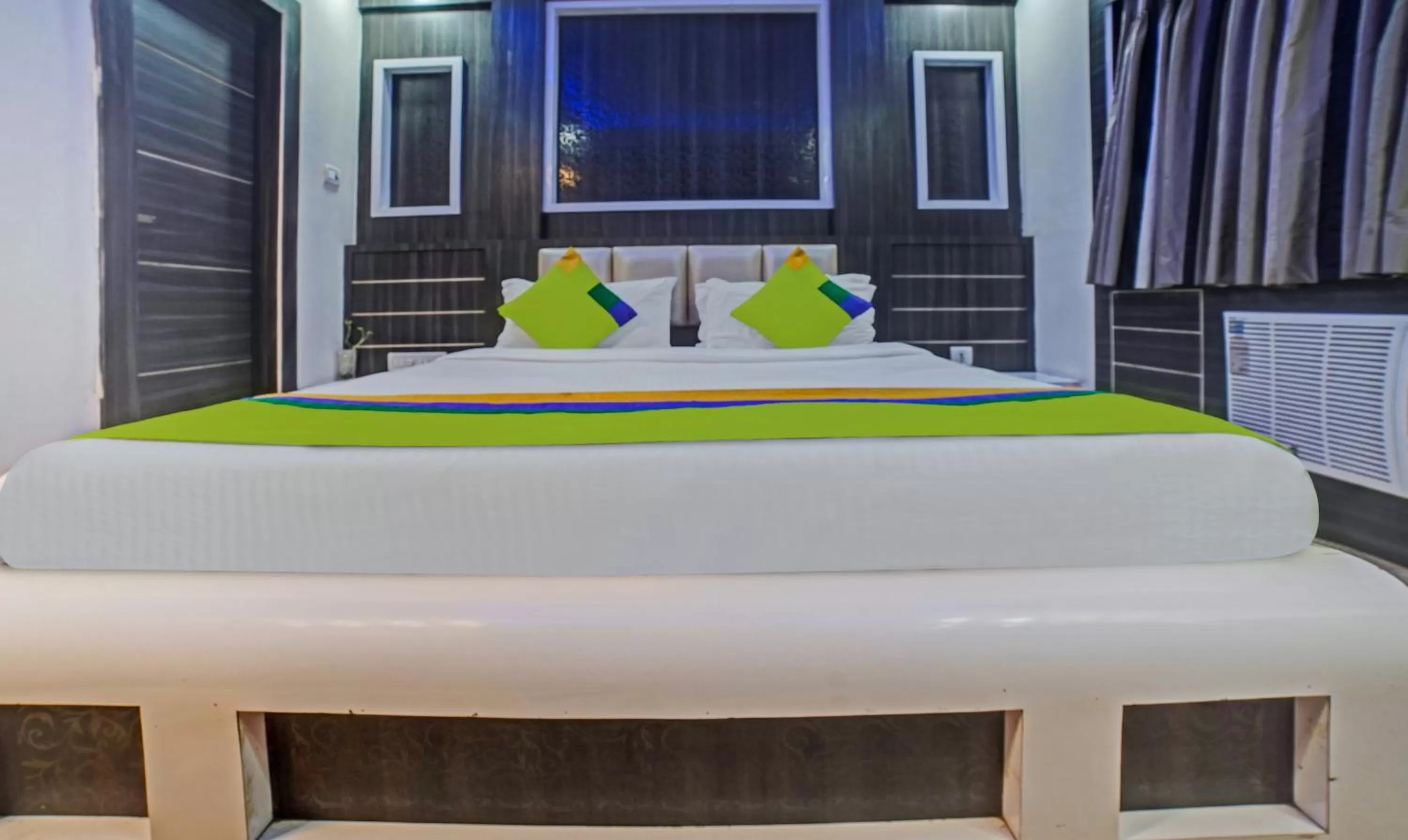 Bedroom, Bed in Treebo Trend South Park Bistupur