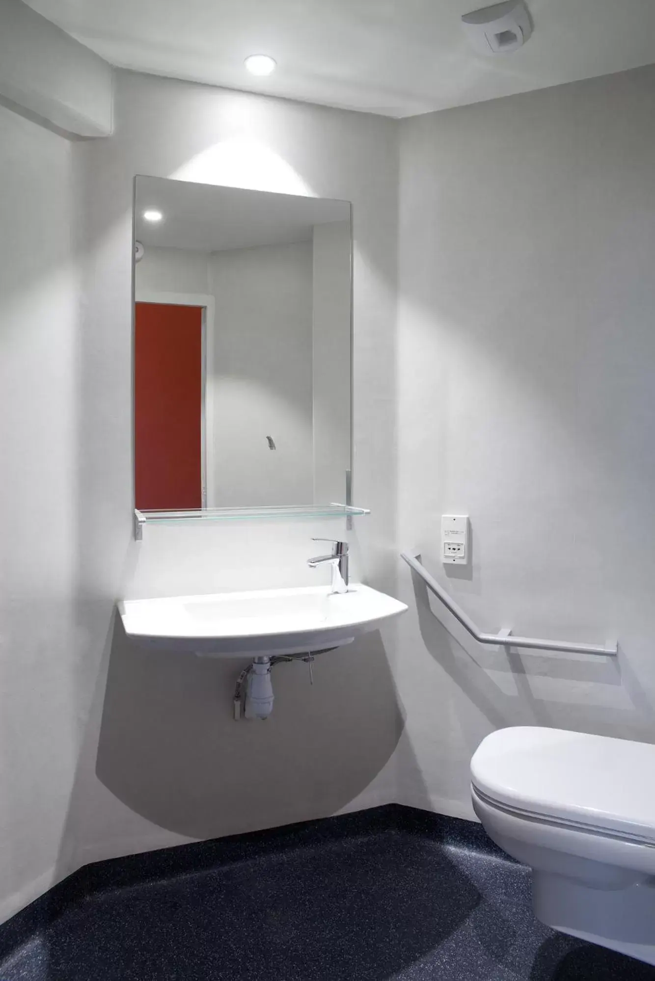 Toilet, Bathroom in Résidence Internationale De Paris