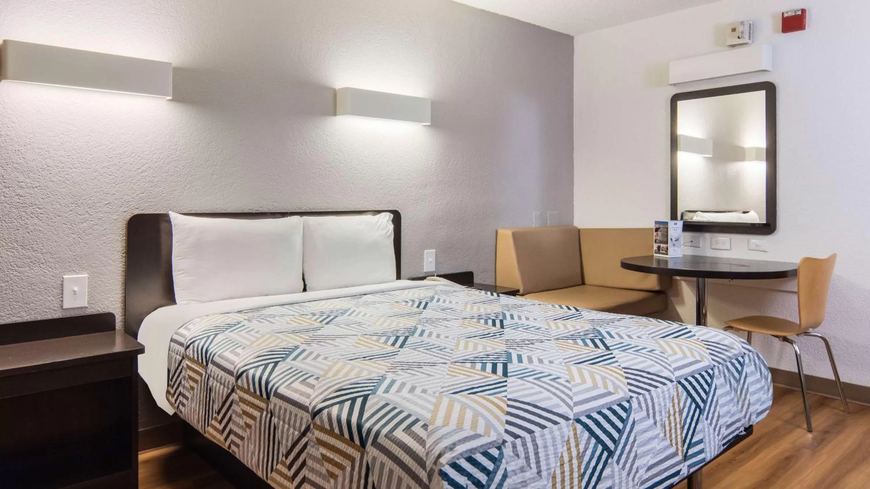 Bedroom, Bed in Motel 6-Addison, TX - Dallas