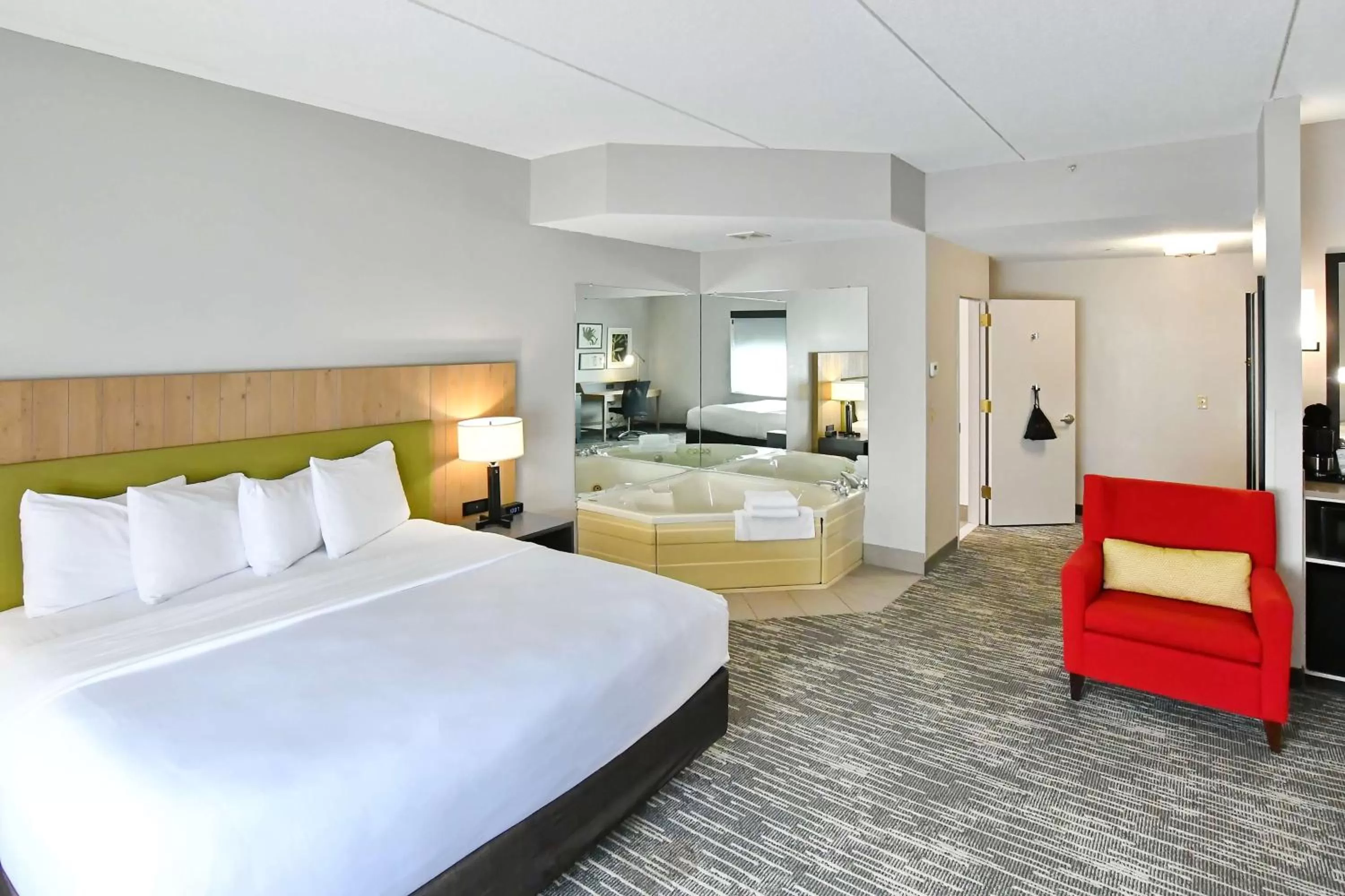 Photo of the whole room, Bed in Country Inn & Suites by Radisson, Mount Morris, NY