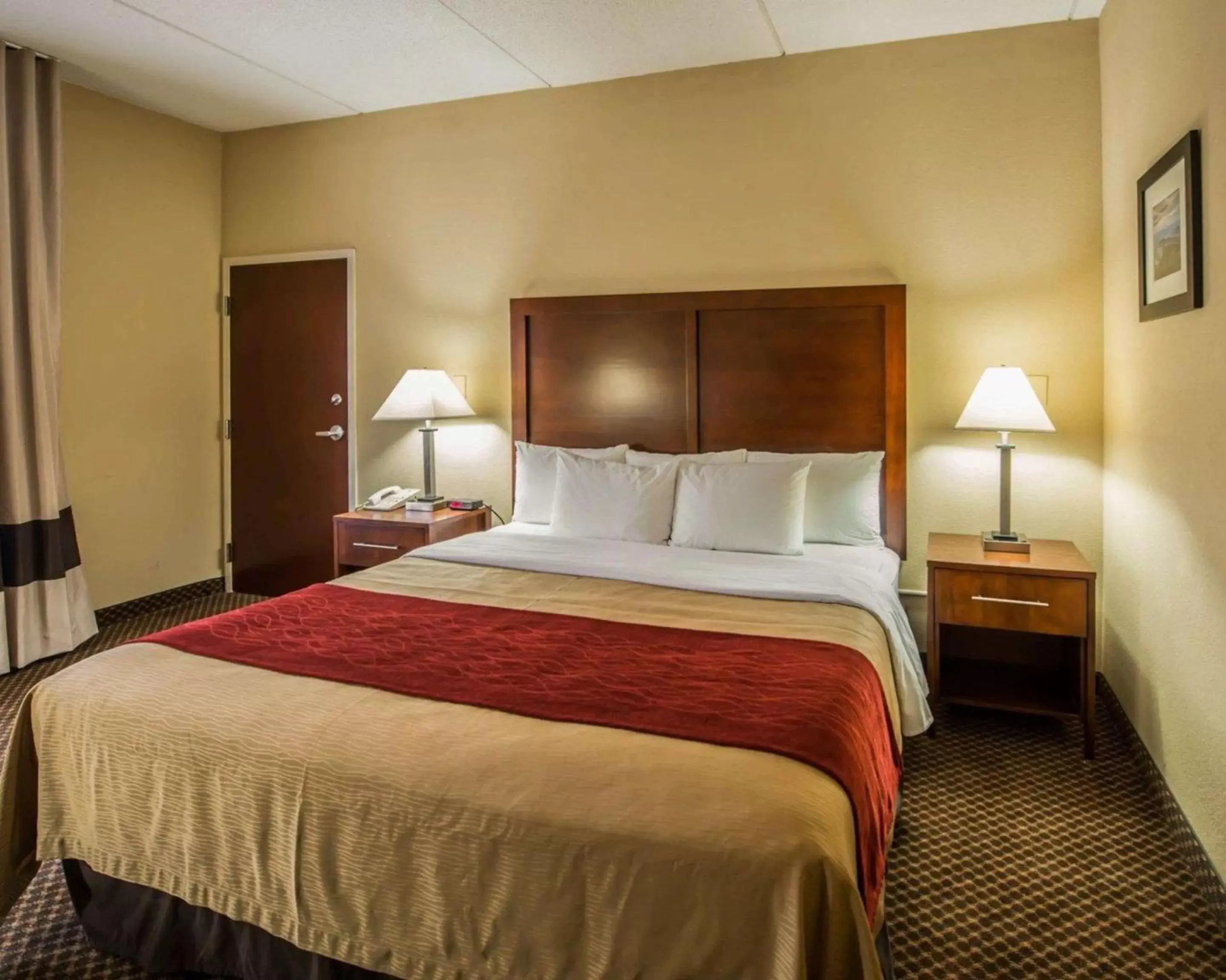 Photo of the whole room, Bed in Comfort Inn & Suites