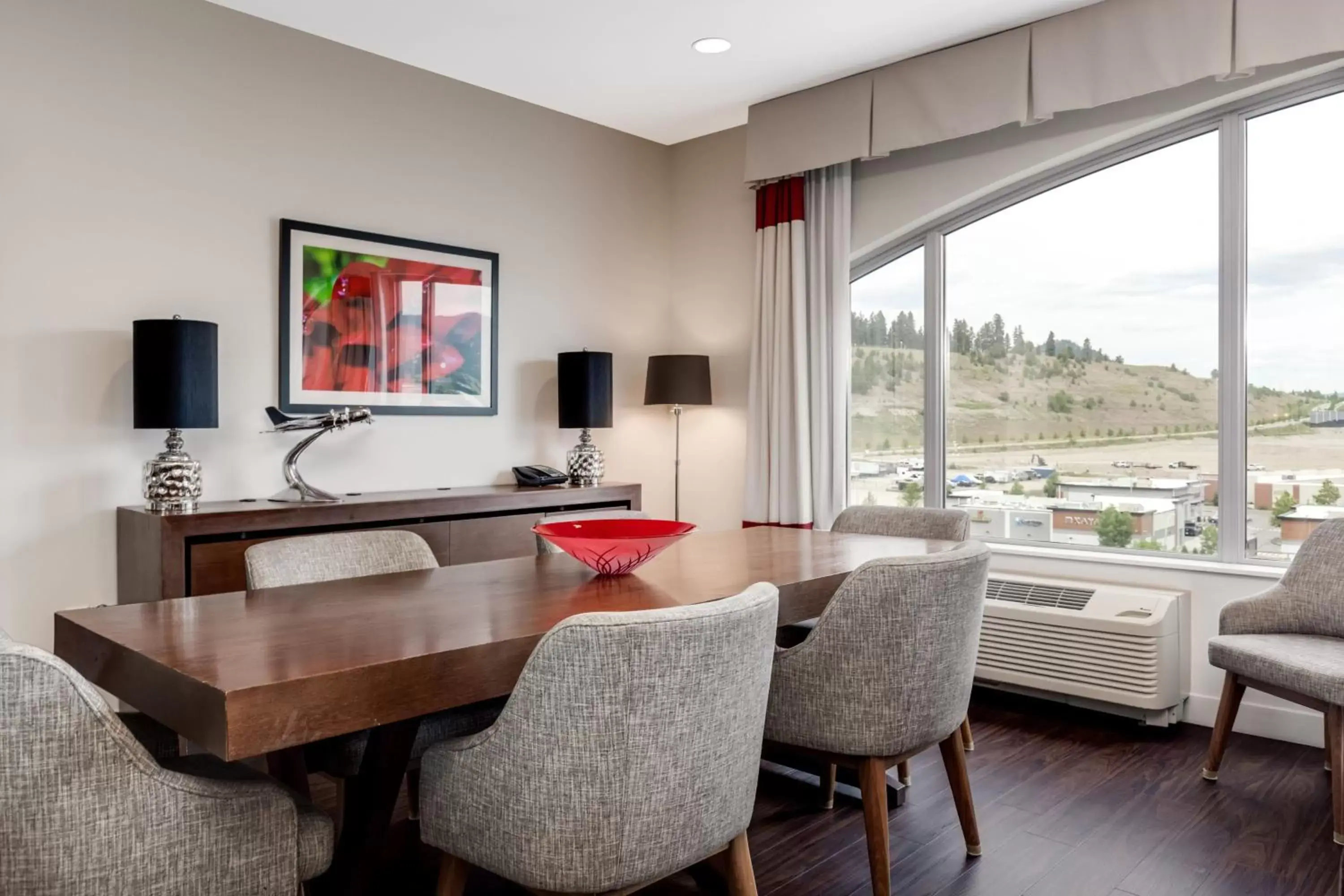 Photo of the whole room, Dining Area in Four Points by Sheraton Kelowna Airport