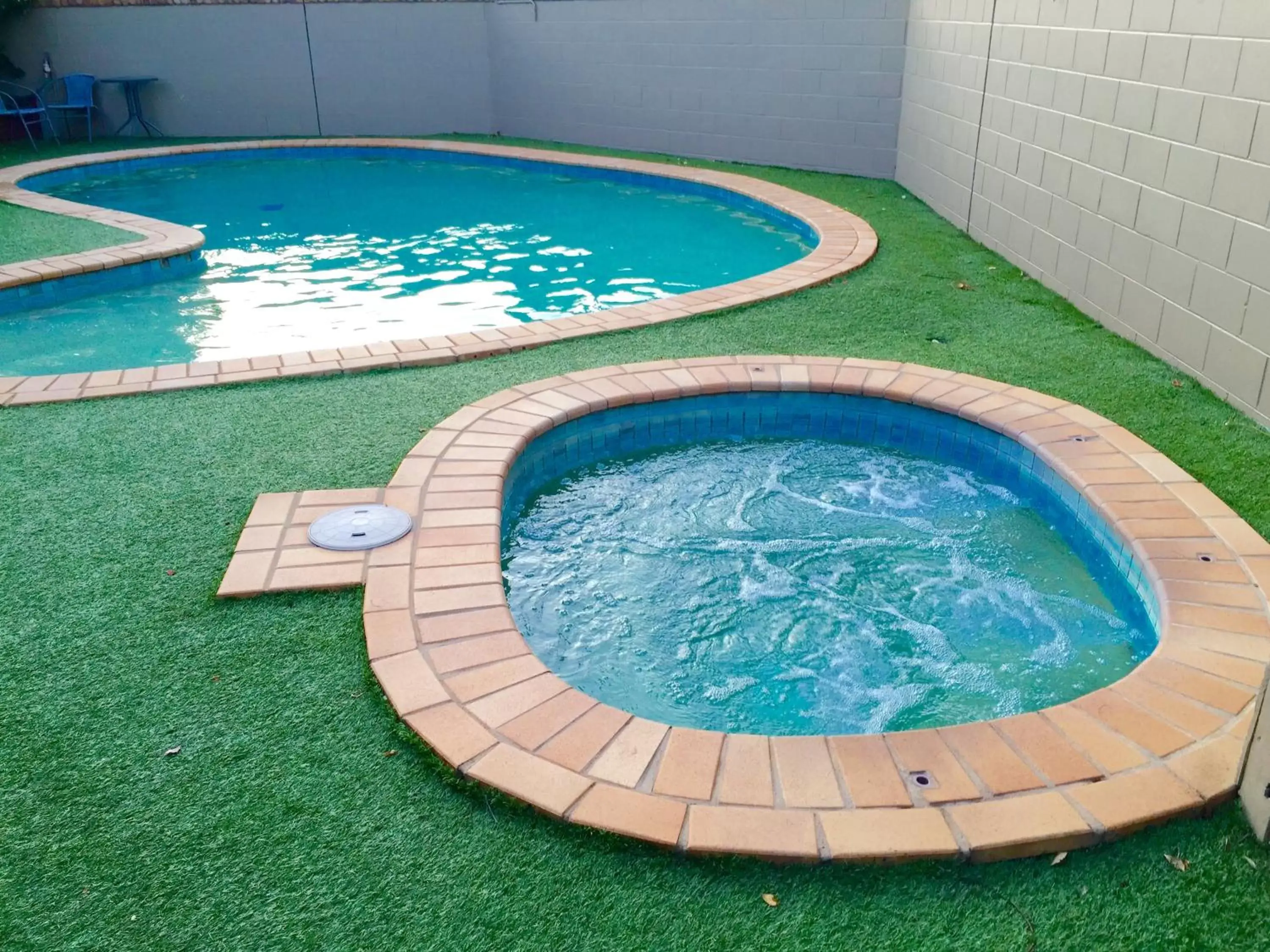 Swimming Pool in Country Gardens Motor Inn