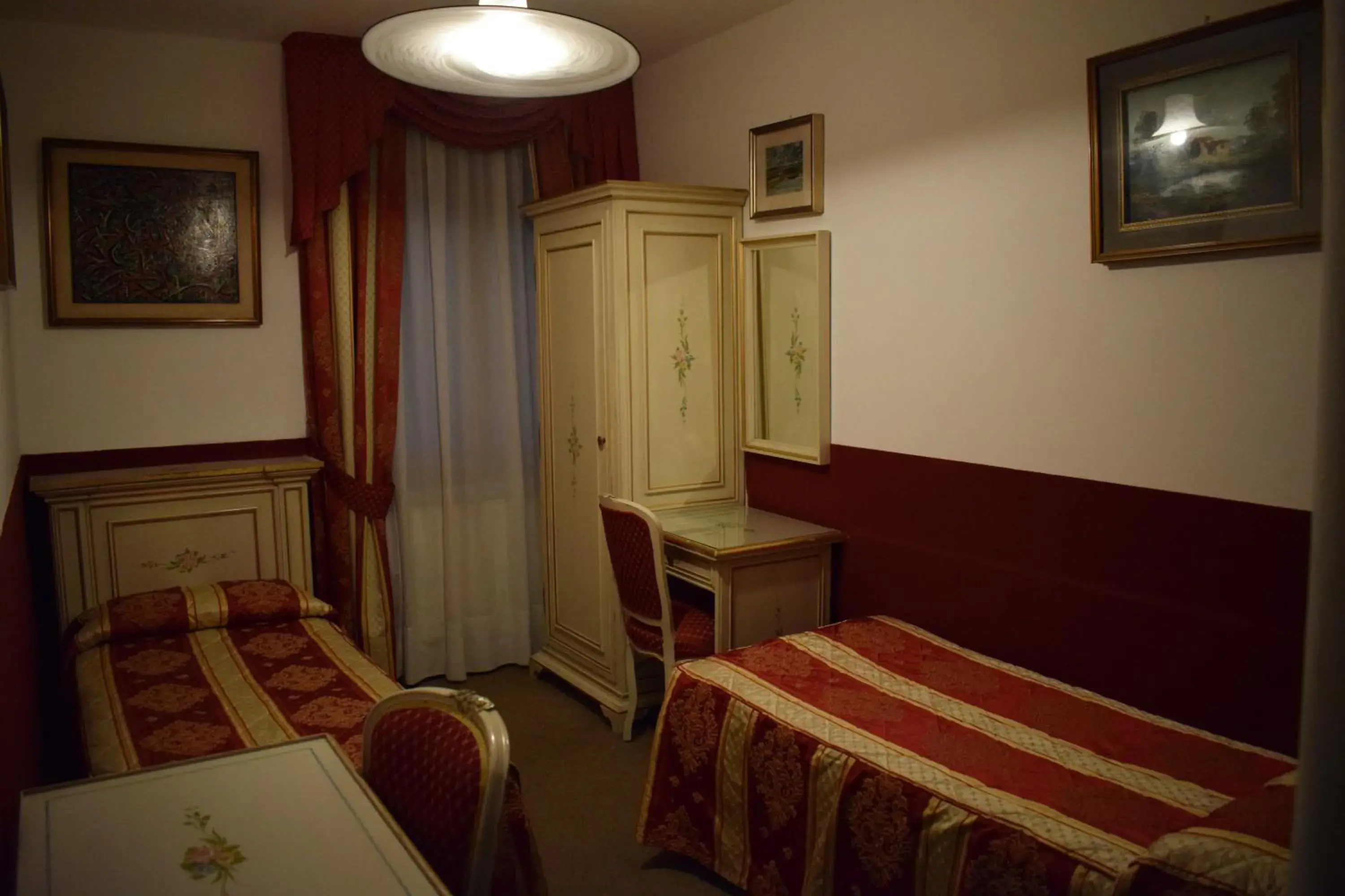 Bed in Albergo Basilea