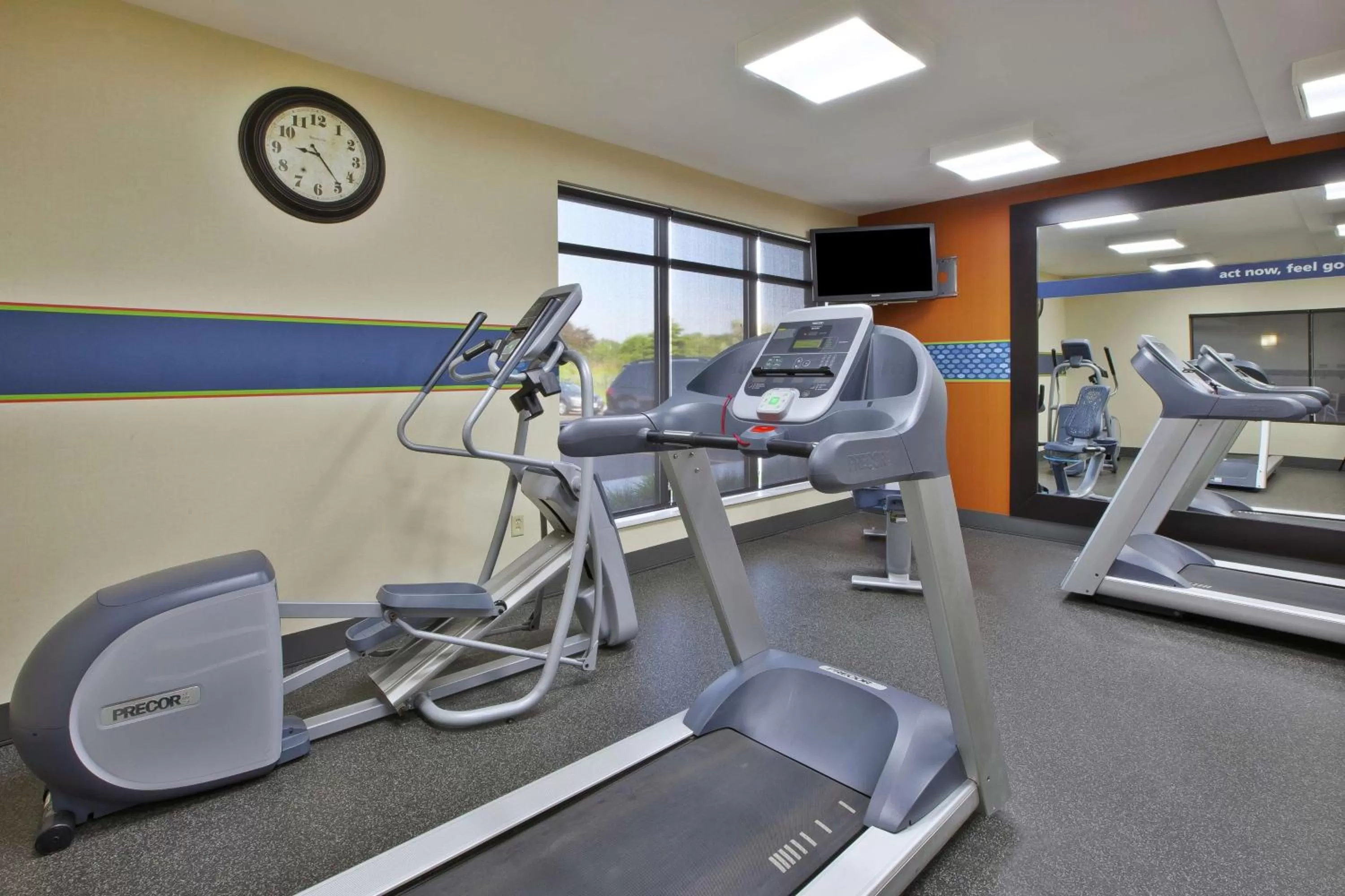 Fitness centre/facilities in Hampton Inn Commerce/Novi