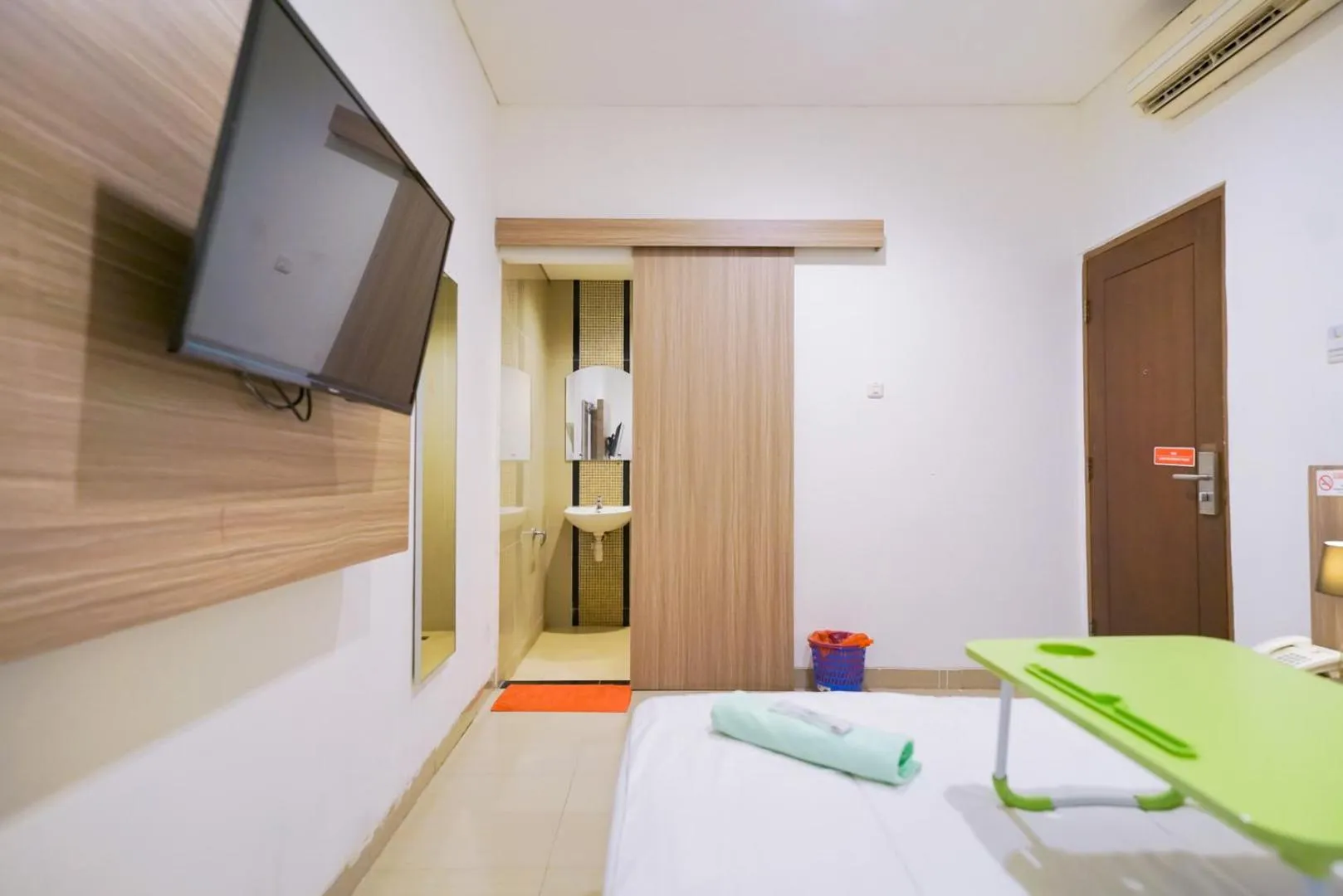 Bedroom, TV/Entertainment Center in Urbanview Hotel Bes Mangga Besar by RedDoorz