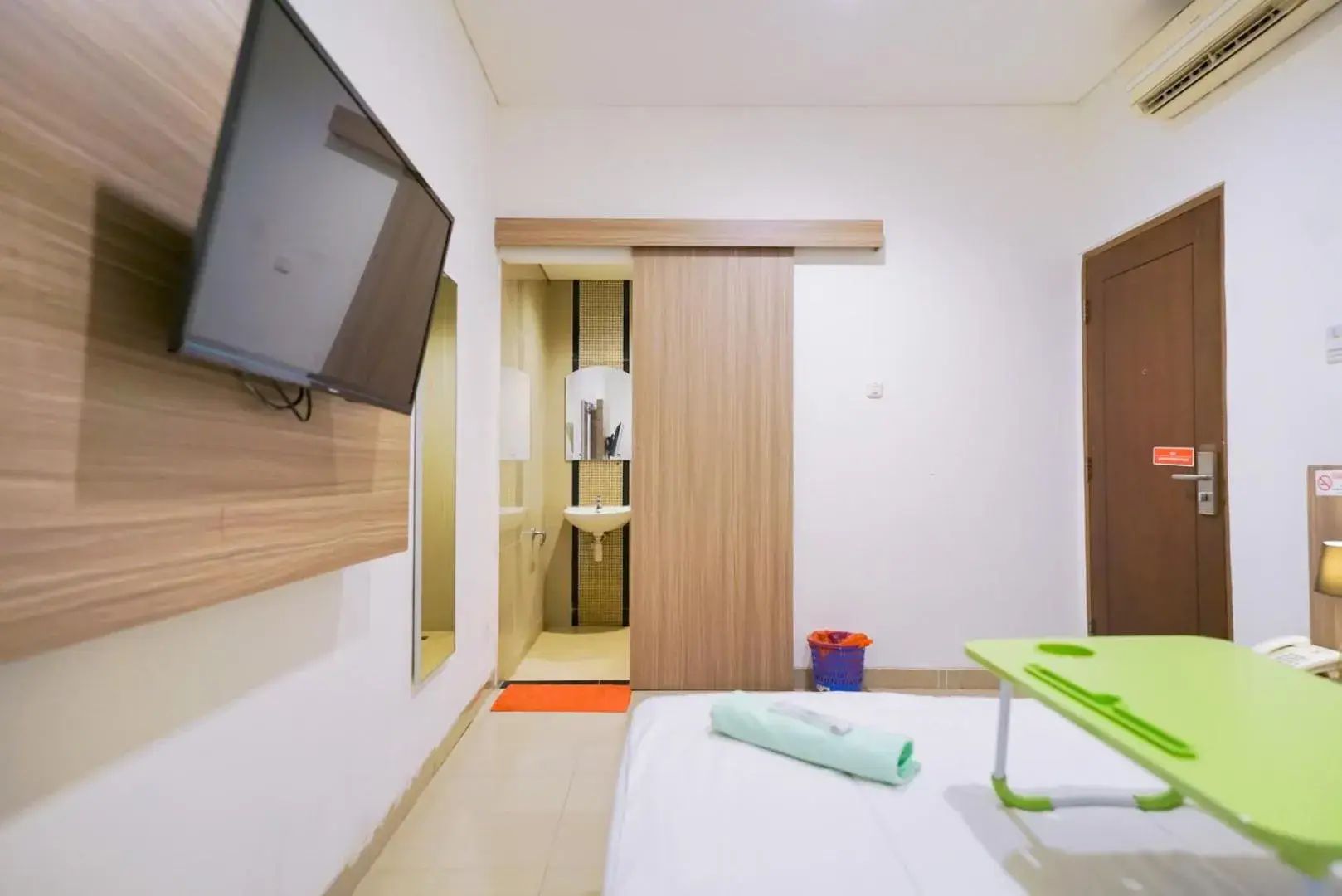 Bedroom, TV/Entertainment Center in Urbanview Hotel Bes Mangga Besar