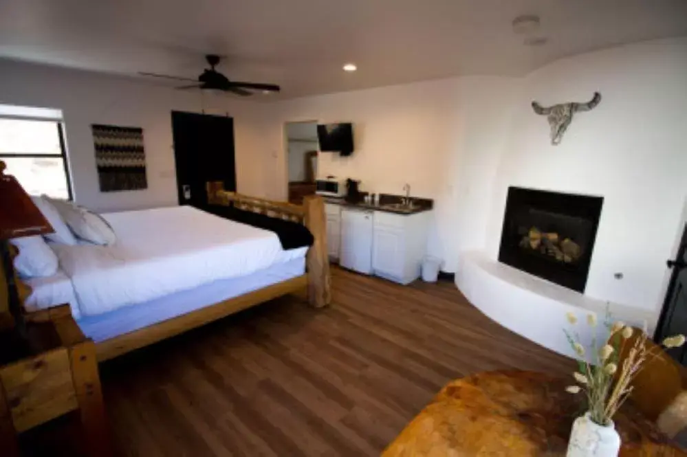 Photo of the whole room in Creekside Lodge and Cabins Photo of the whole room in Creekside Lodge and Cabins