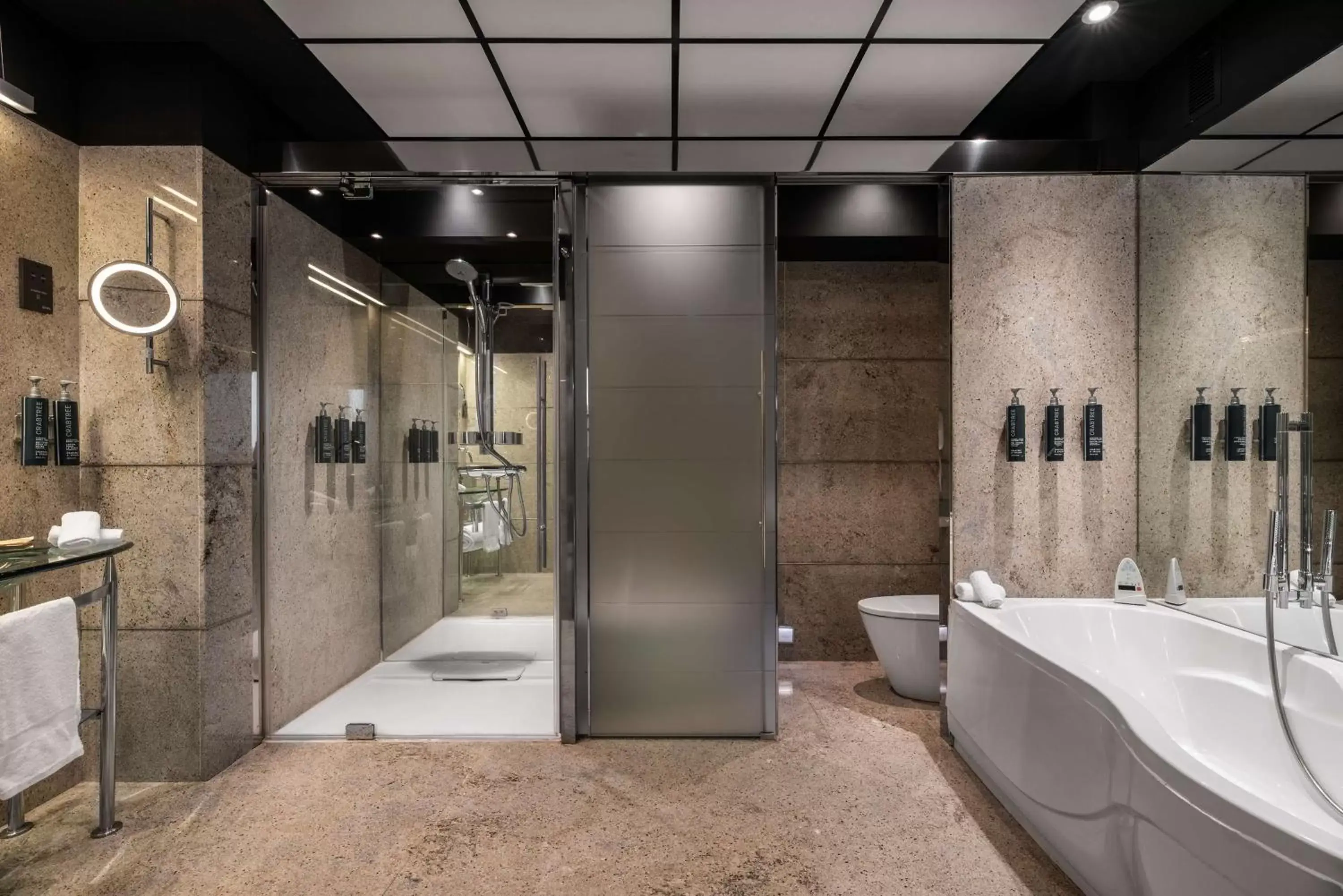 Bathroom in Hilton Madrid Airport
