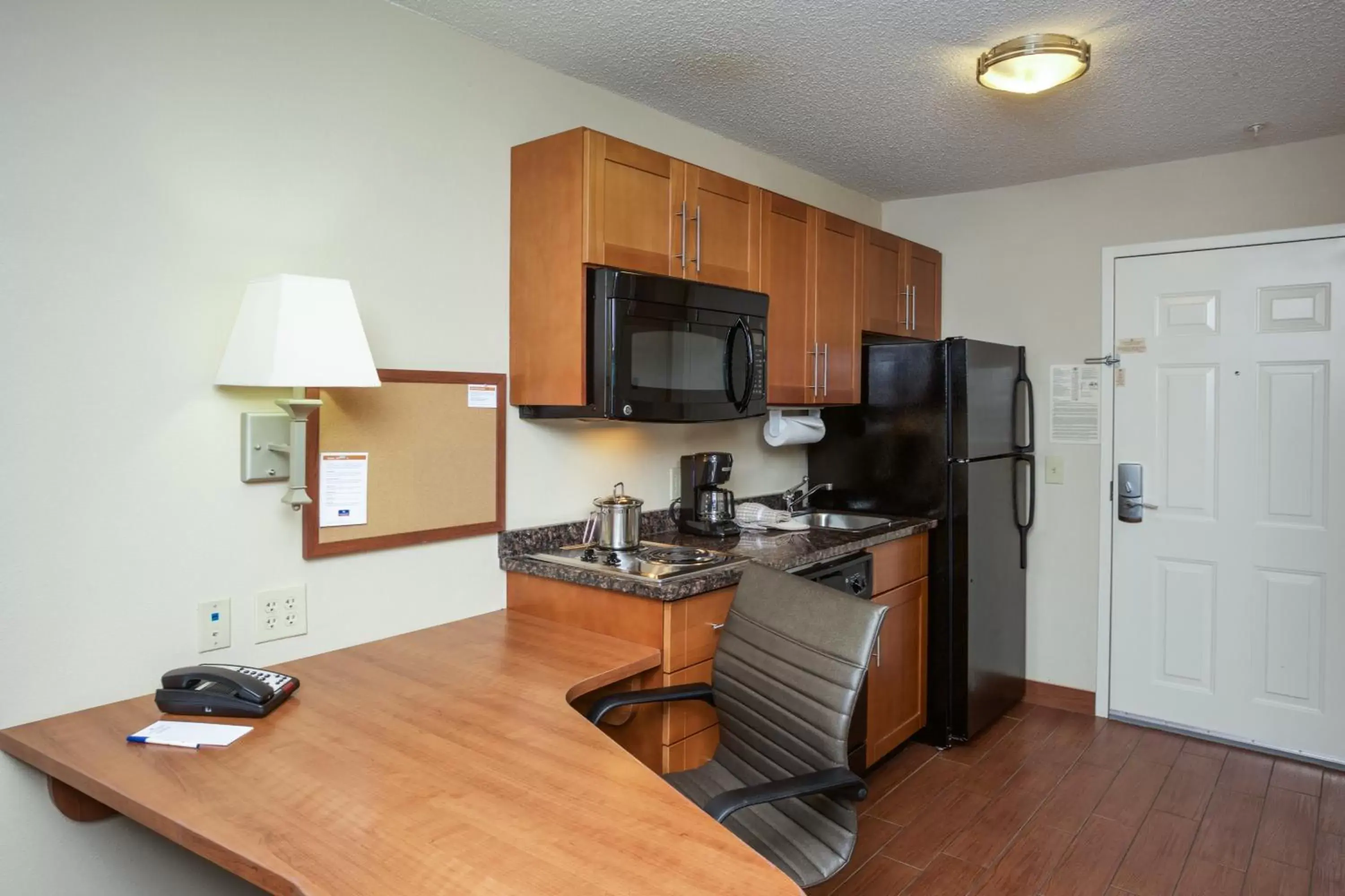 Photo of the whole room, Kitchen/Kitchenette in Candlewood Suites Richmond Airport, an IHG Hotel