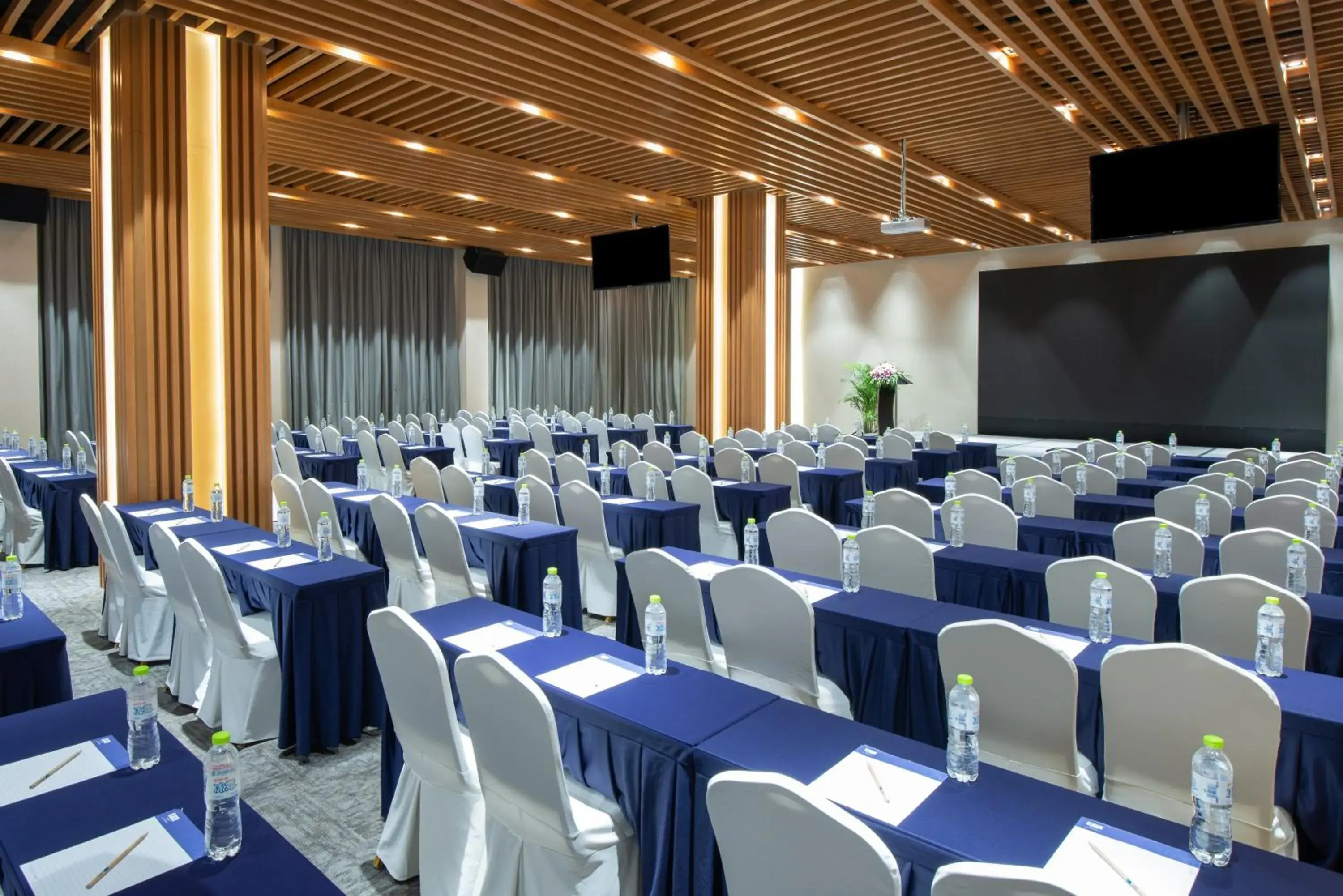 Meeting/conference room in Holiday Inn Express Chengdu Huanhuaxi, an IHG Hotel