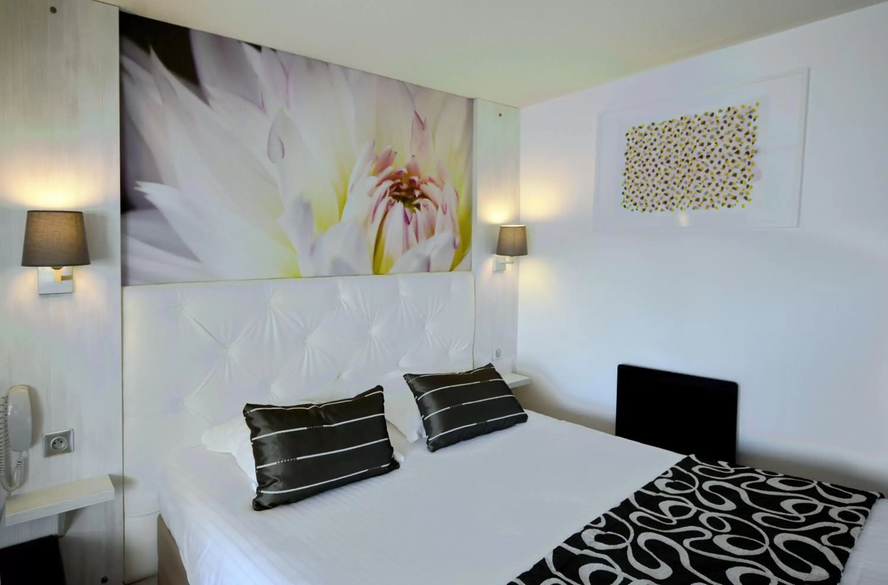 Bed in Logis - Hôtel & Restaurant des Lacs Paris Sud Bed in Logis - Hôtel & Restaurant des Lacs Paris Sud