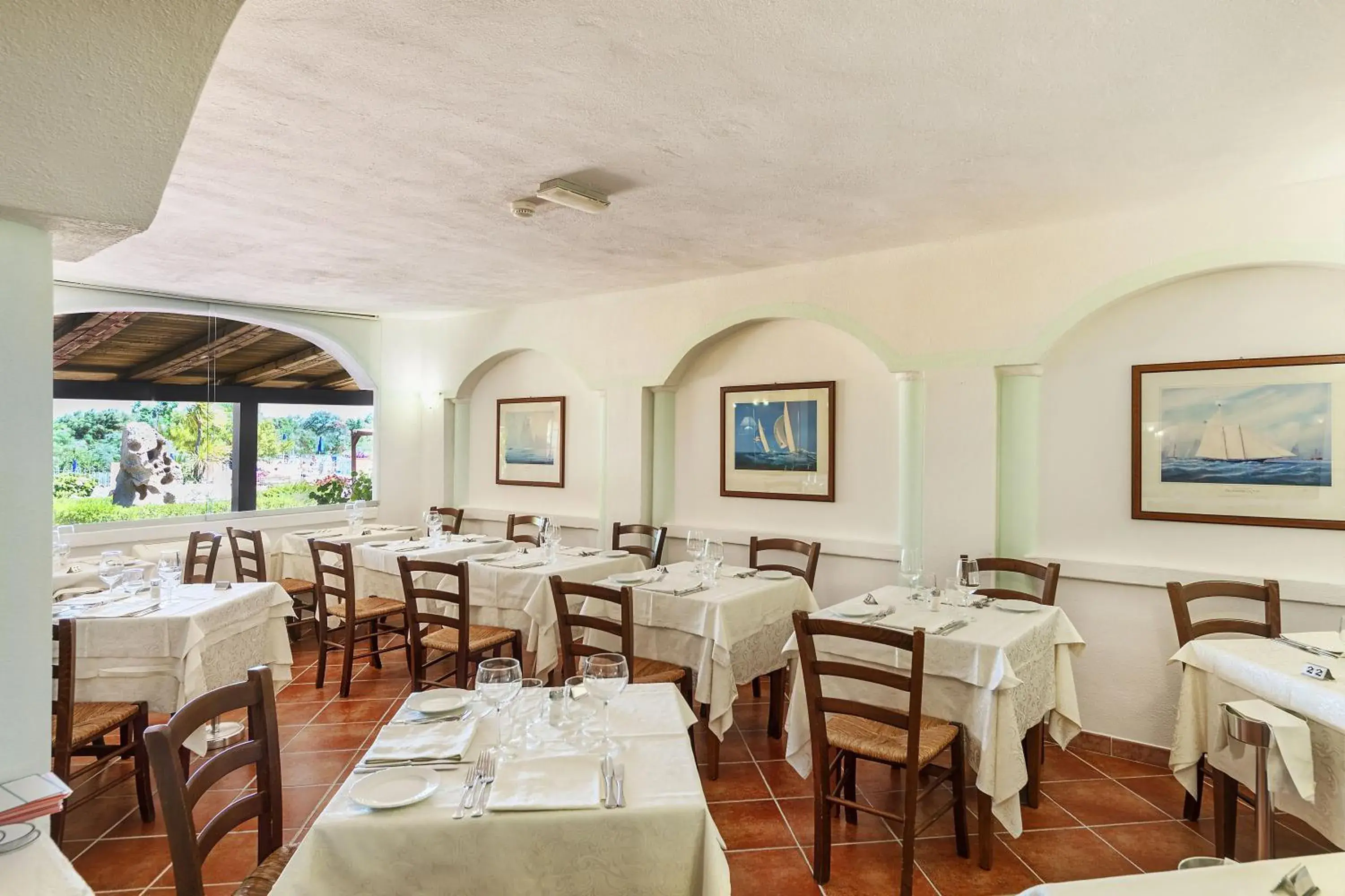 Restaurant/Places to Eat in Colonna Beach Hotel