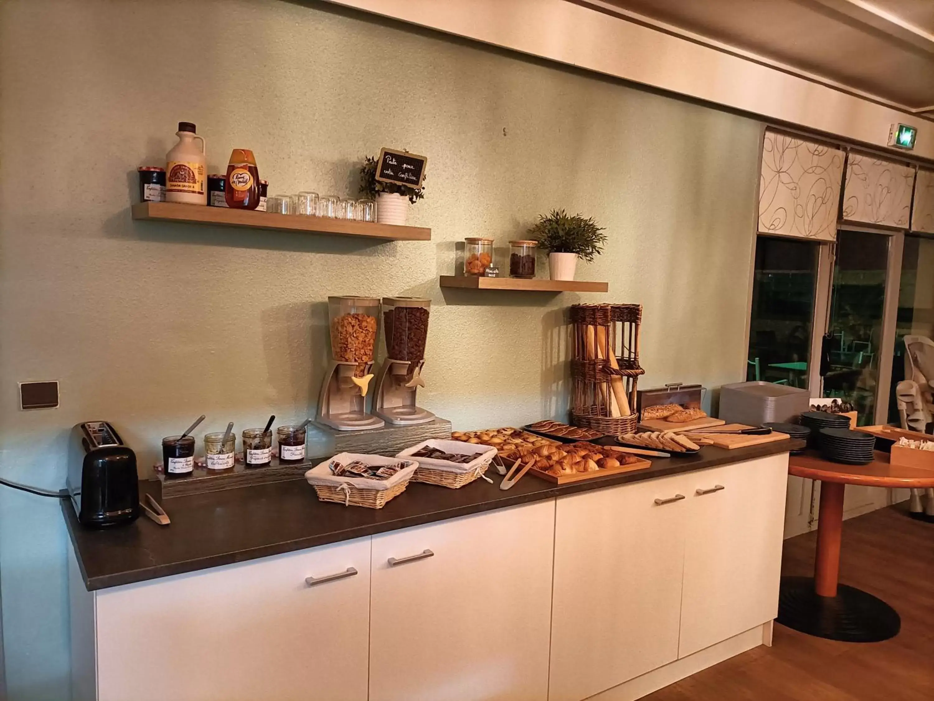 Breakfast, Kitchen/Kitchenette in Hotel Inn Design La Rochelle