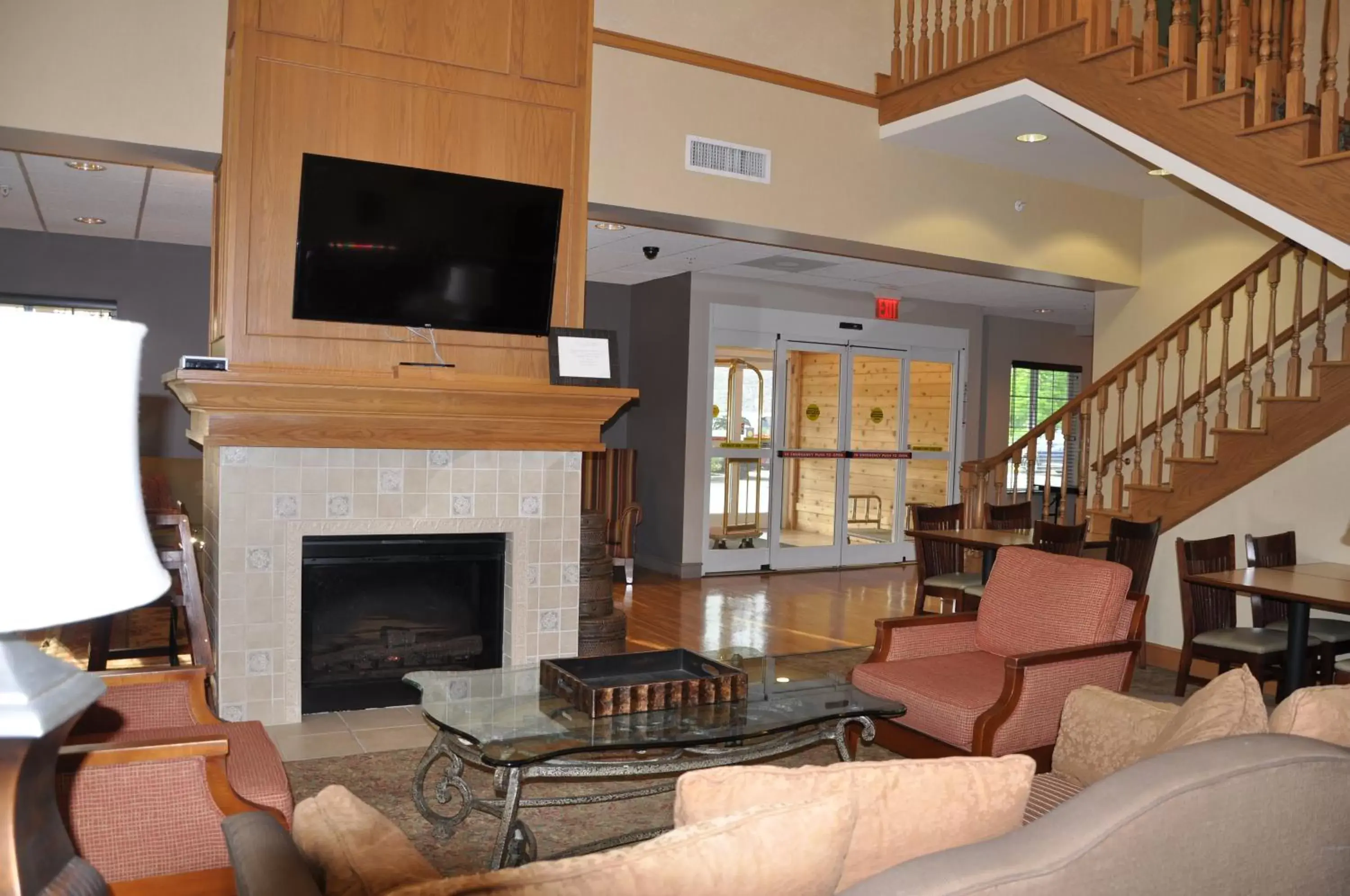 Communal lounge/ TV room, TV/Entertainment Center in Country Inn & Suites by Radisson, Covington, LA